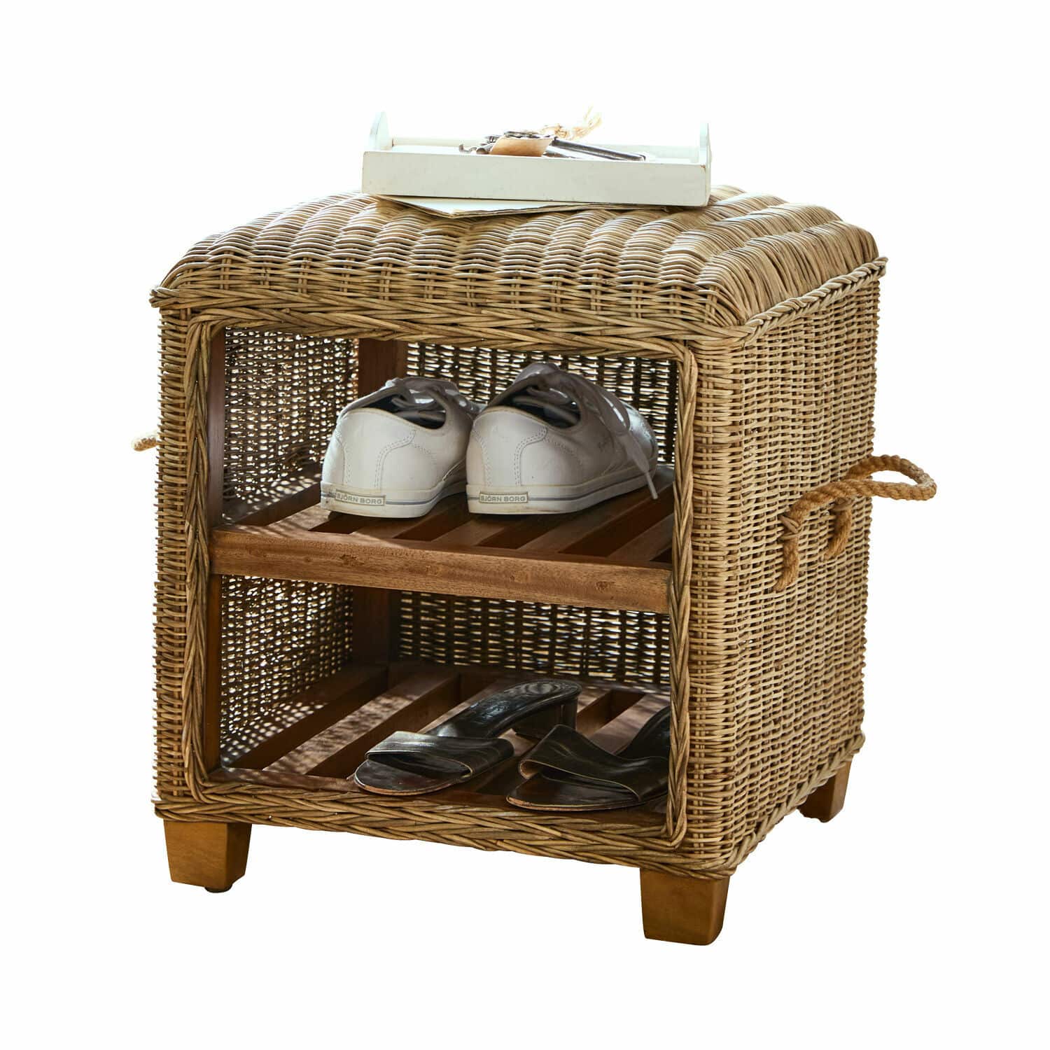 Hocker Merveillette Schuhregal aus natürlichem Rattan mit zwei Holzablagen und Griffen, praktisches Aufbewahrungsmöbel
