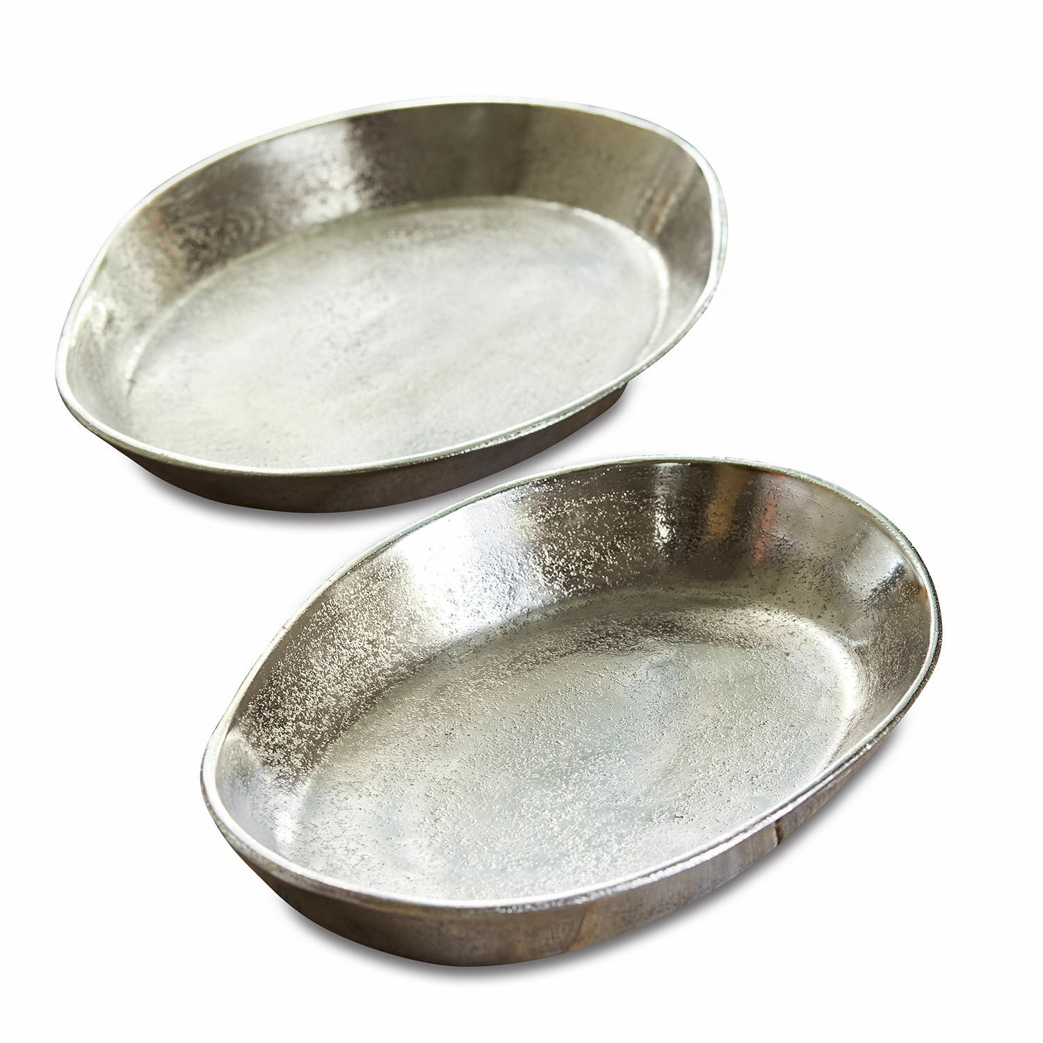 Zwei ovale Metallschalen in Silber zum Servieren, dekorativ und praktisch für die Küche