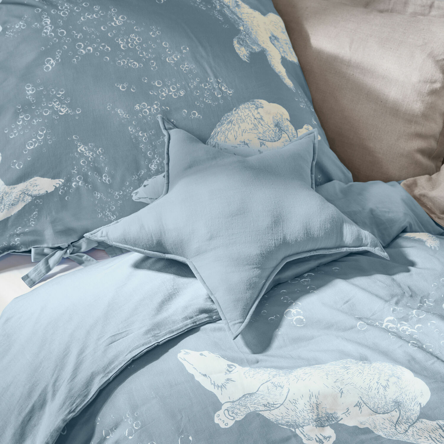 Kissen Étoilie Blaue Baumwollbettwäsche mit weißen Eisbärmotiven und sternförmigem Kissen