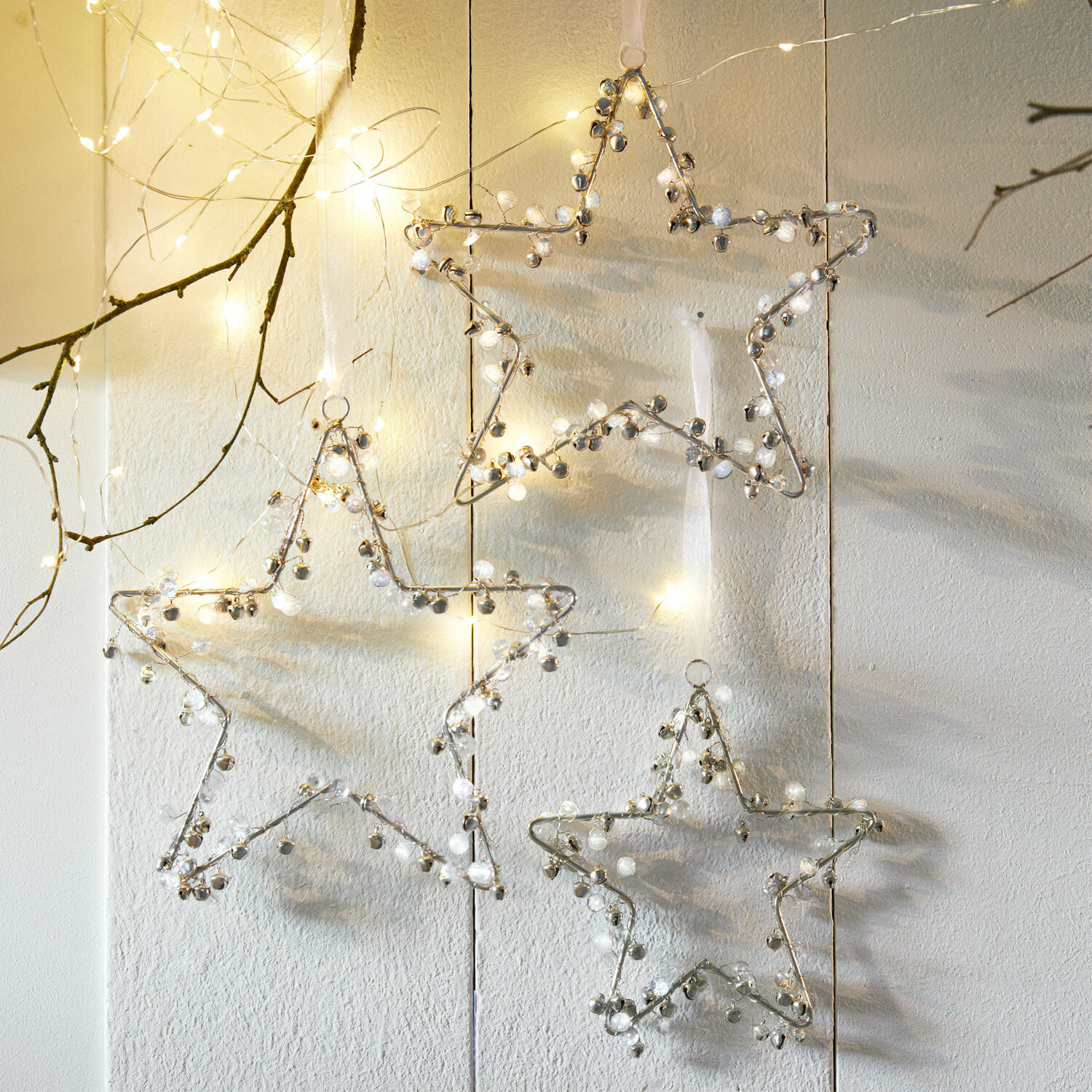 Weihnachtsschmuck 3er Set Harley Dekorative Sternrahmen aus Metall mit Glöckchen und Lichterkette an Wand, festliche Weihnachtsdeko