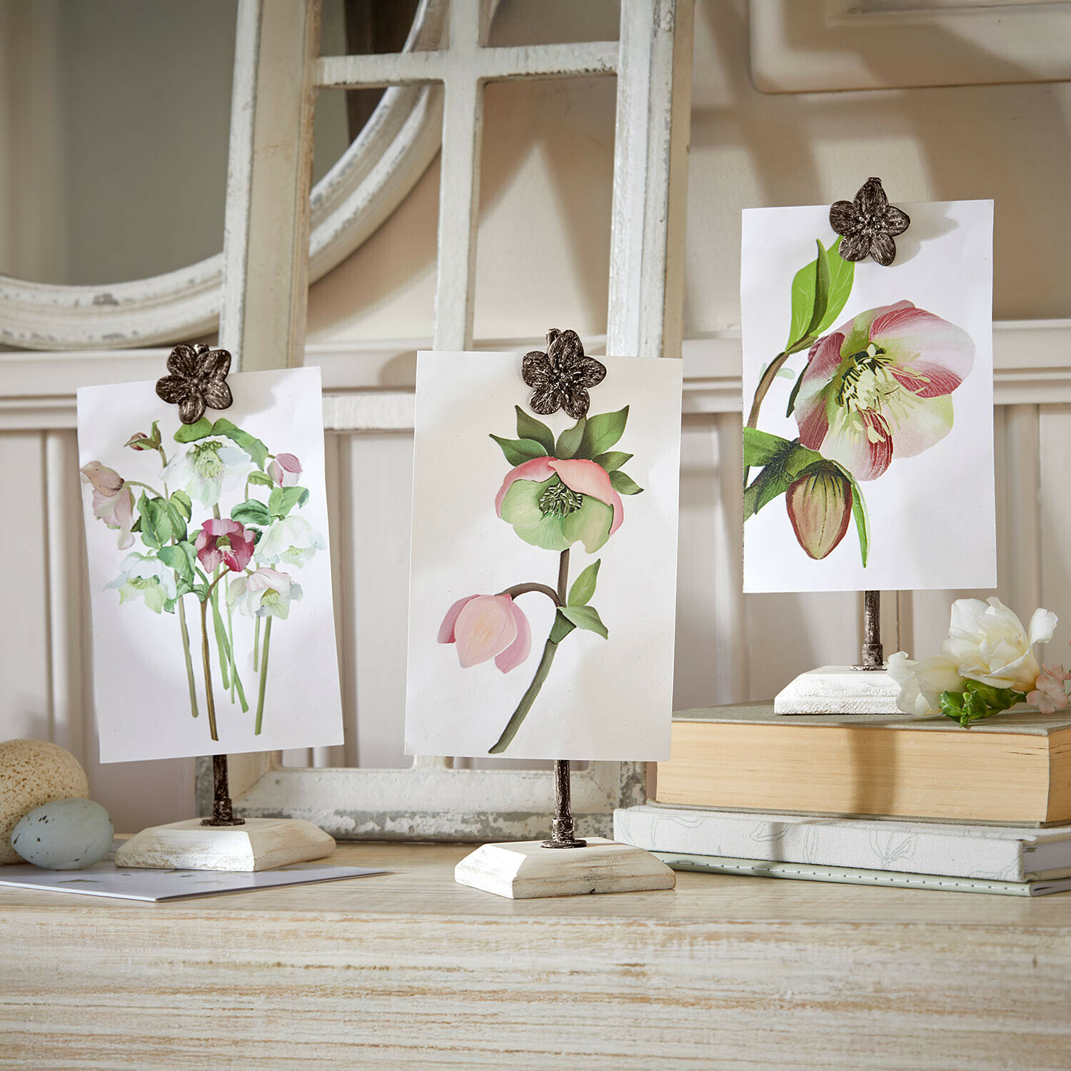 Bild mit Halterung 3er Set Serafinas Drei weiße Holz-Fotohalter mit metallischen Blumenklammern als Tischdekoration im Vintage-Stil