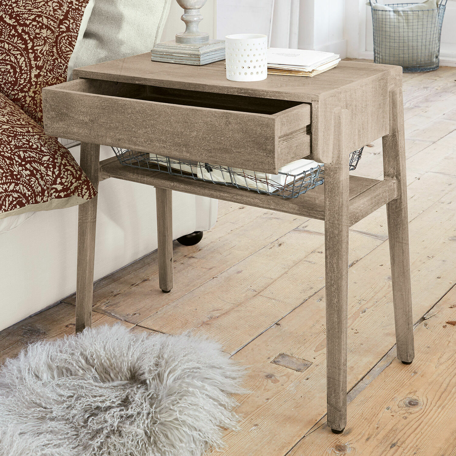 Beistelltisch aus Holz in Naturfarbe mit Schublade und Metallkorb zur Aufbewahrung im Wohnzimmer