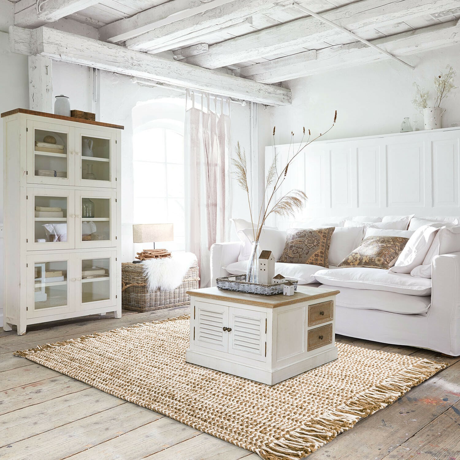 Teppich Yrundal Rustikales Wohnzimmer mit weißem Holzschrank und Couchtisch auf Juteteppich