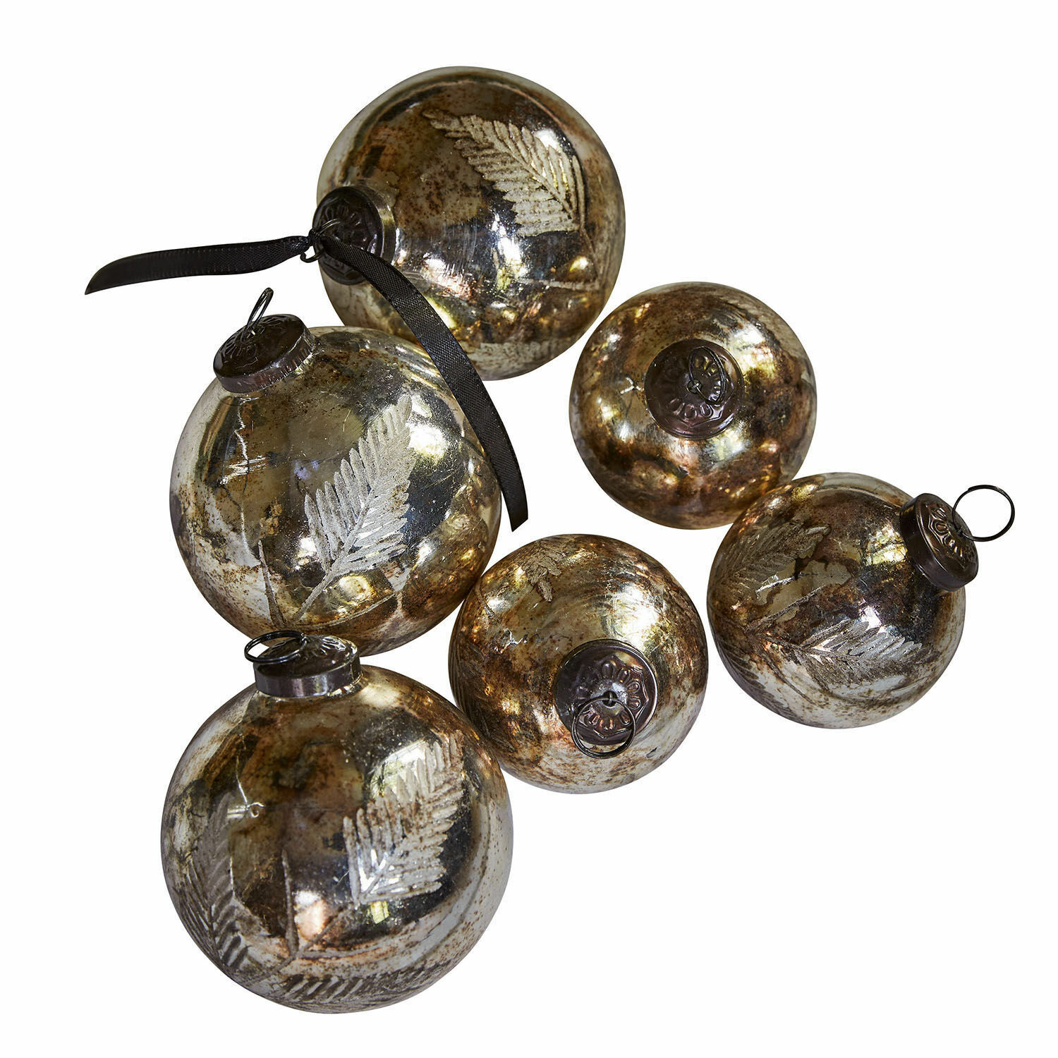 Weihnachtsschmuck 6er Set Tristan Set aus sechs Weihnachtskugeln aus Glas in Altgold mit Blattmotiv und schwarzem Band