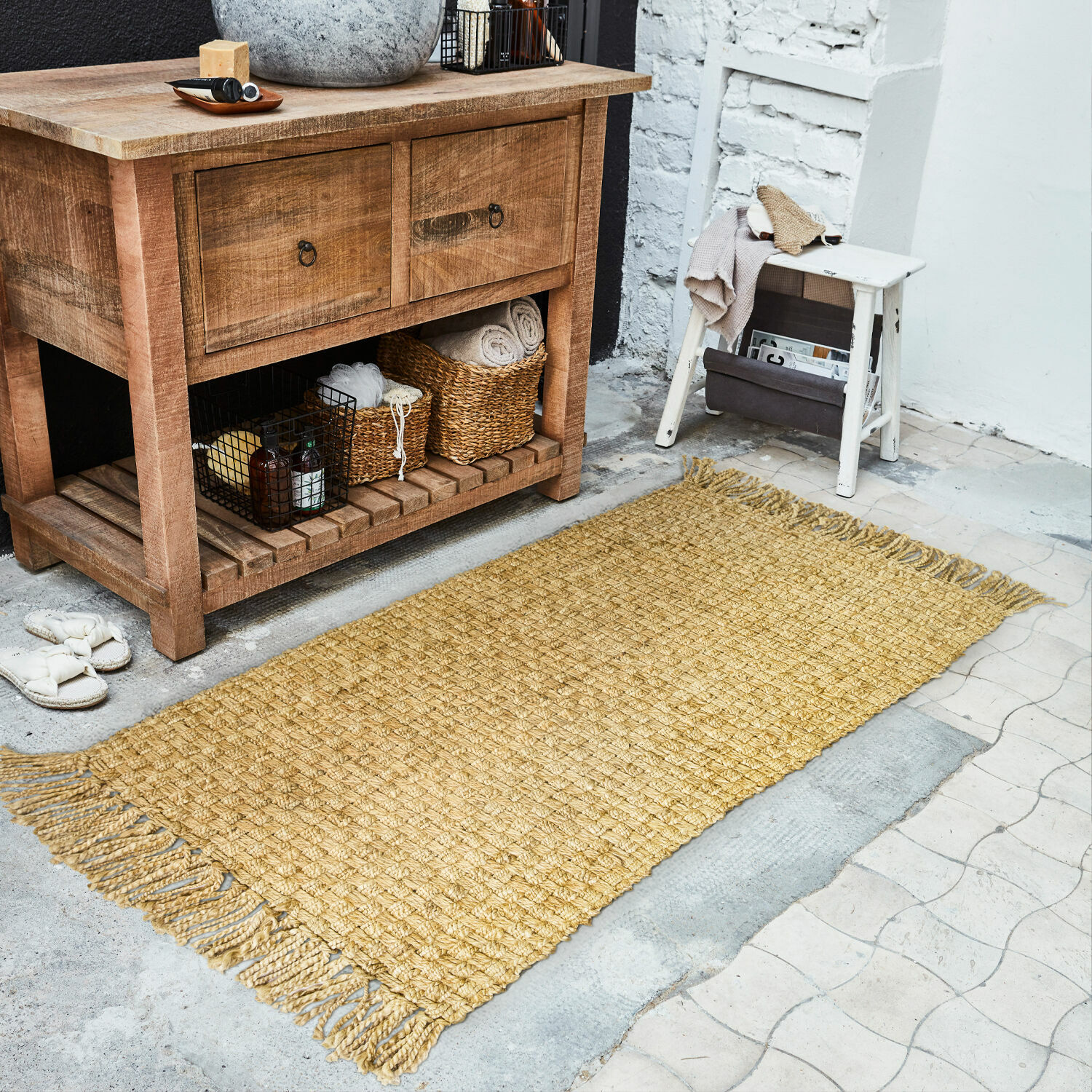 Läufer Moody Naturfarbener Jute-Teppich mit Fransen auf Betonboden im rustikalen Ambiente