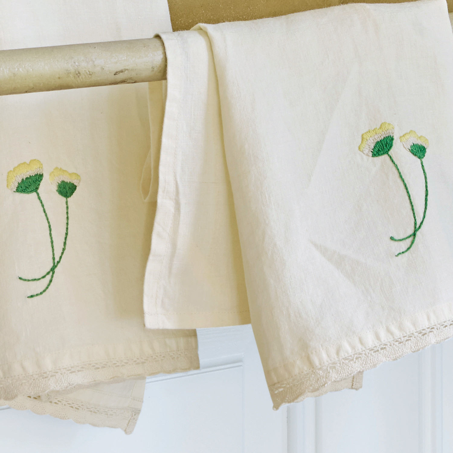 Leinenhandtücher in Creme mit grünen und gelben Blumenstickereien und Spitzenabschluss