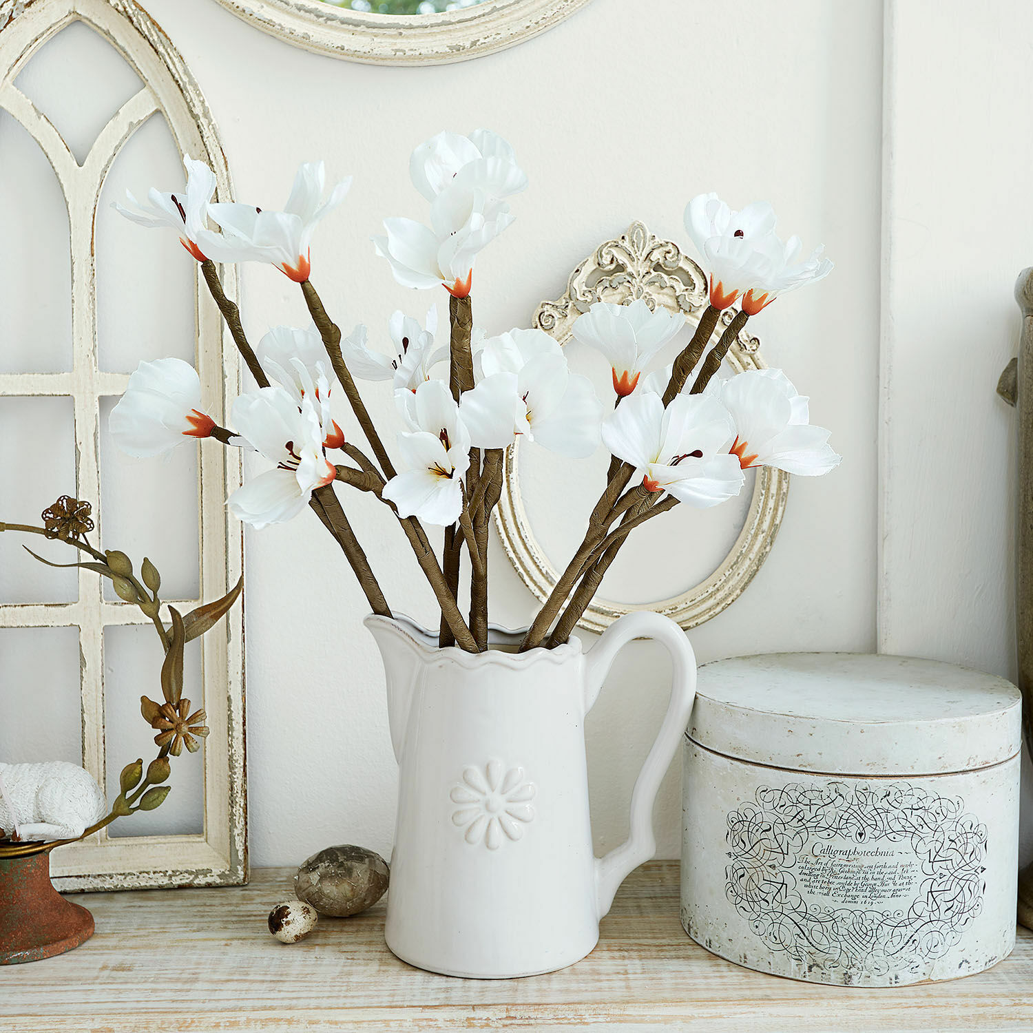 Deko-Blume 6er Set Xivale Weißer Keramikkrug mit dekorativen Stoffblumen auf einem Holztisch im Vintage-Stil