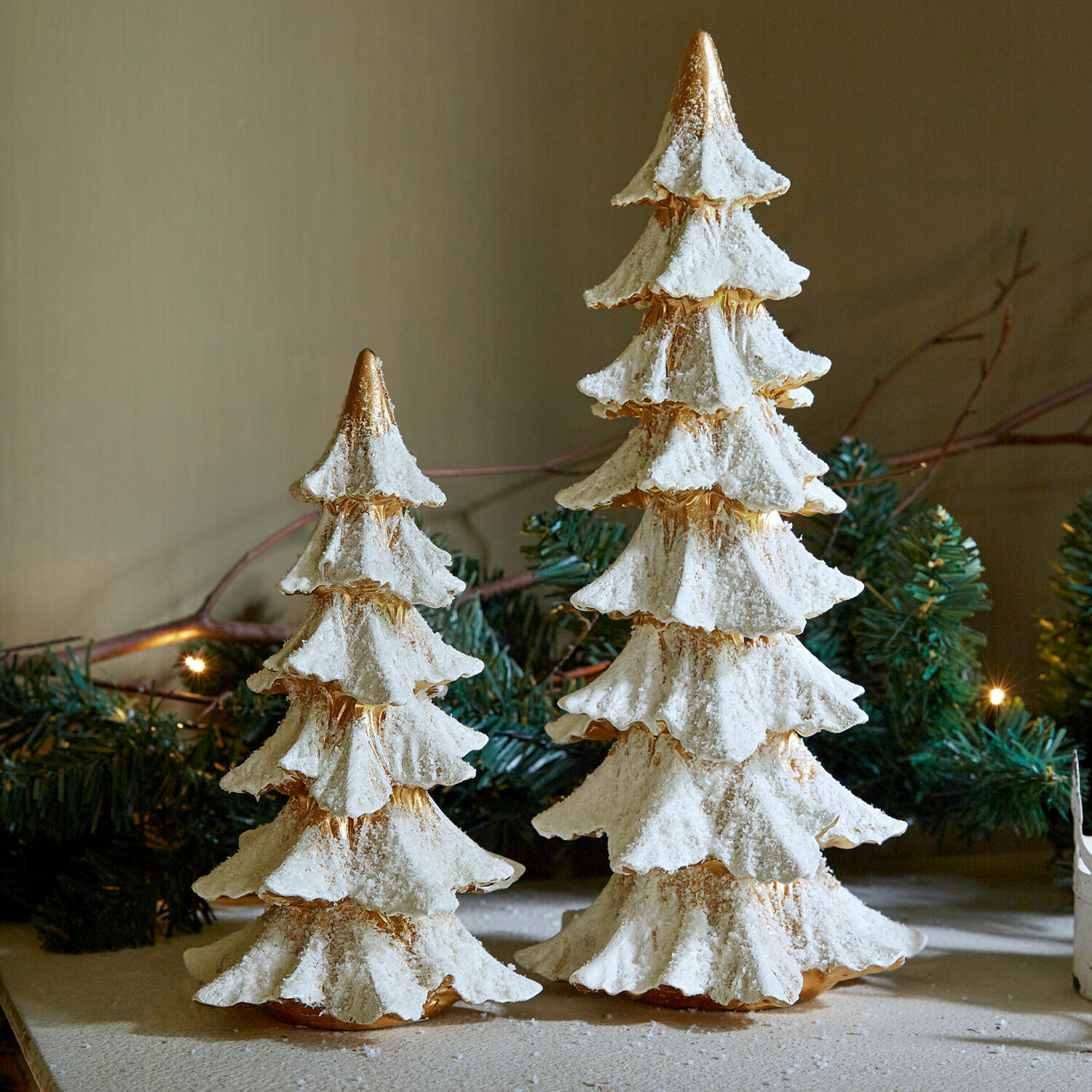 Deko-Baum 2er Set Norbury Dekorative weiße Weihnachtsbäume mit Schneeeffekt, festliche Tisch- oder Regal-Deko