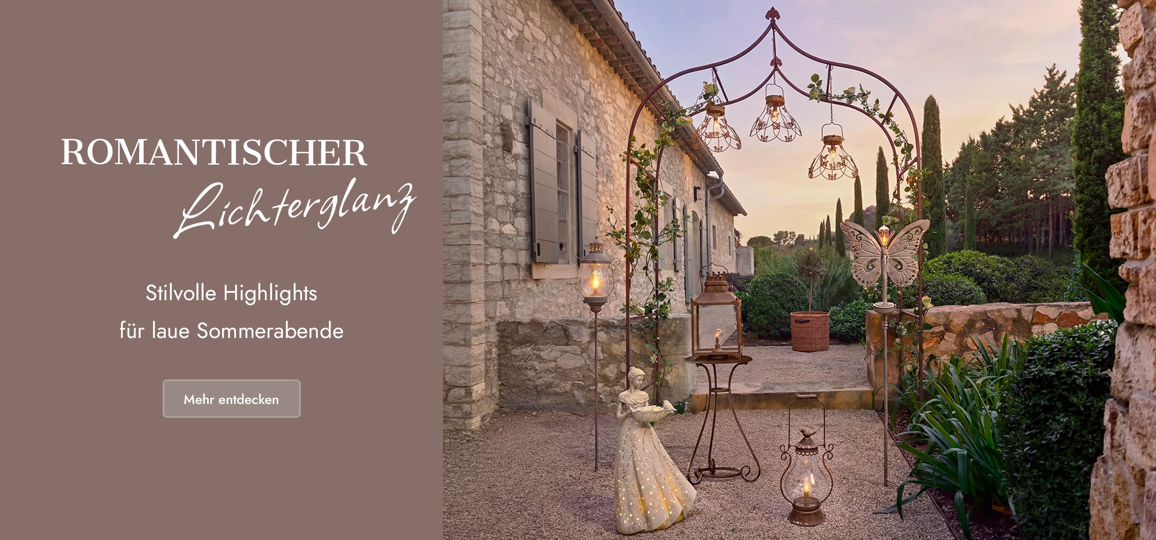 Romantische Gartenbeleuchtung mit Metallbogen, Laternen und Schmetterlingsmotiv bei Sonnenuntergang