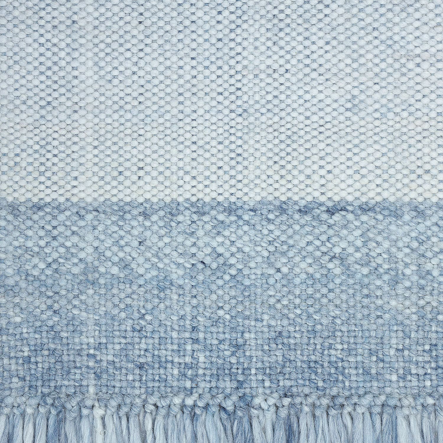 Weicher blau-weißer Wolldecke mit Fransen, ideal für Wohnkultur und gemütliche Abende