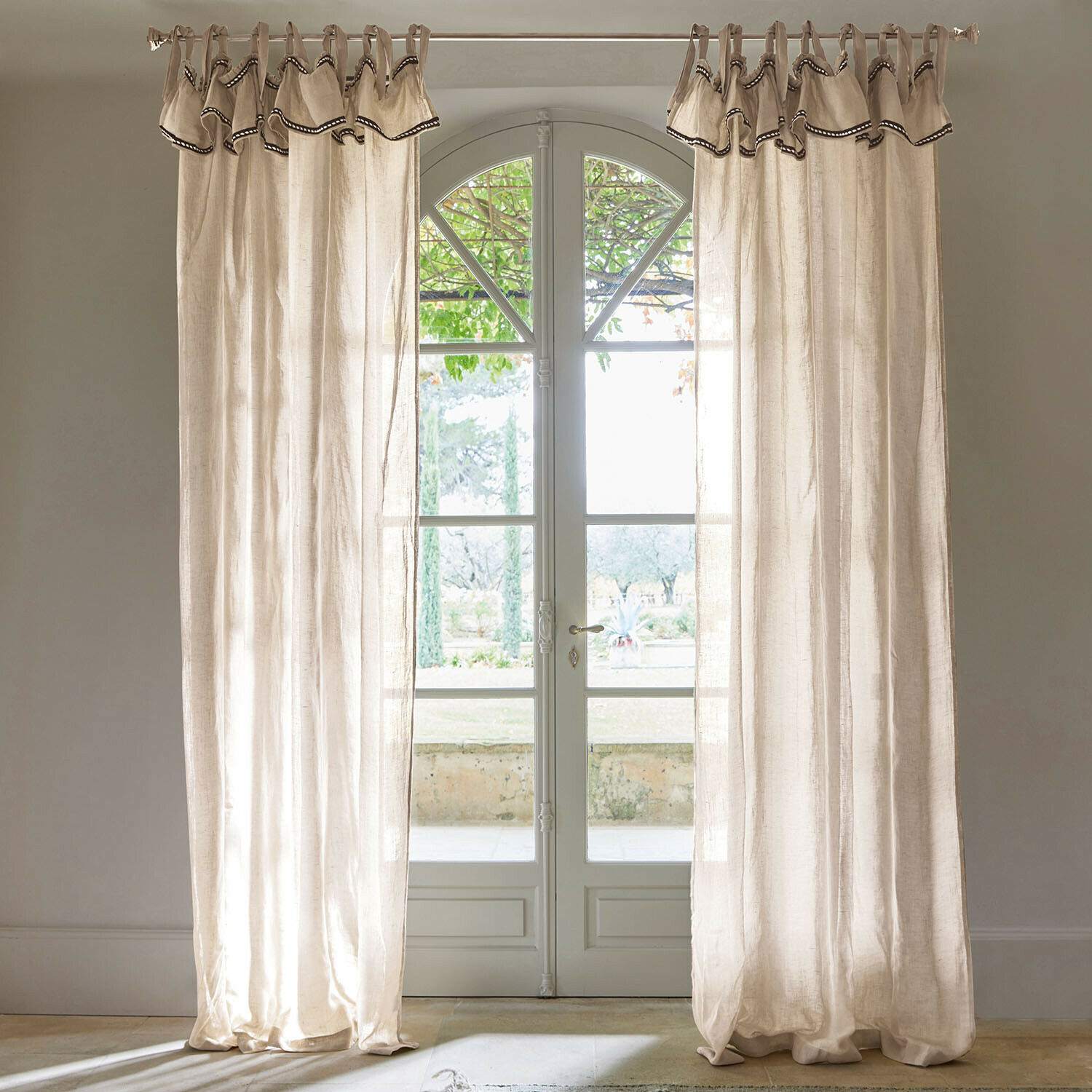 Gardine Romagny Beige Leinenvorhänge mit dekorativem Abschluss an Fenster mit Gartenblick, Wohnraumdeko