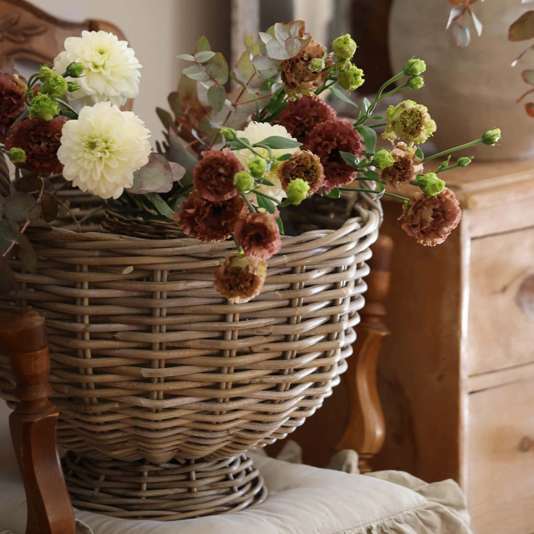 Dekorativer Weidenkorb mit cremefarbenen und braunen Blumen für Vintage-Interieur
