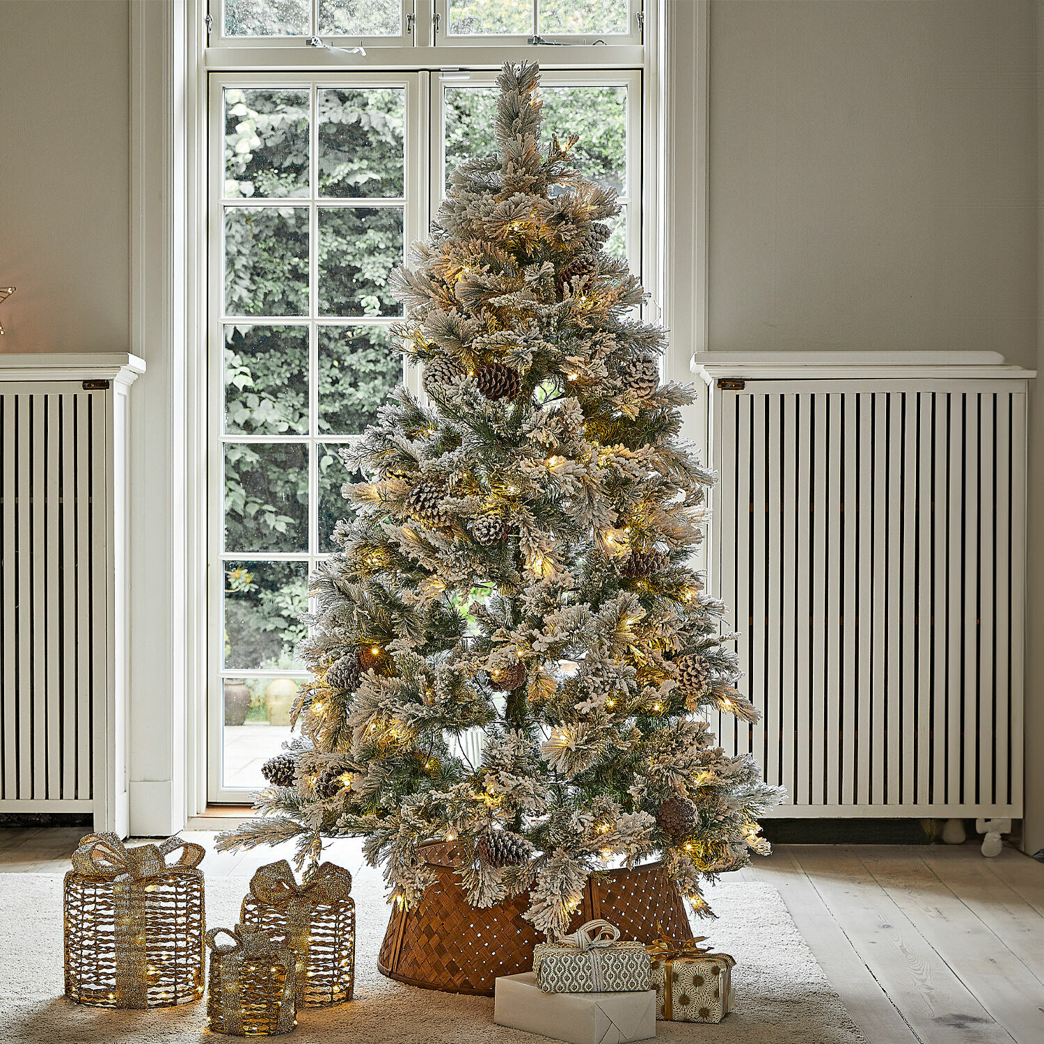 Weihnachtsbaum Karélisse Künstlicher, schneebedeckter Weihnachtsbaum mit LED-Lichtern und Zapfen im geflochtenen Korb, Weihnachtsdeko