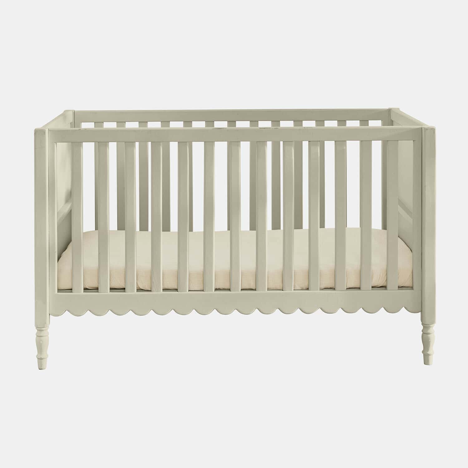 Weißes Kinderbett aus Holz mit Matratze, klassisches Design fürs Kinderzimmer