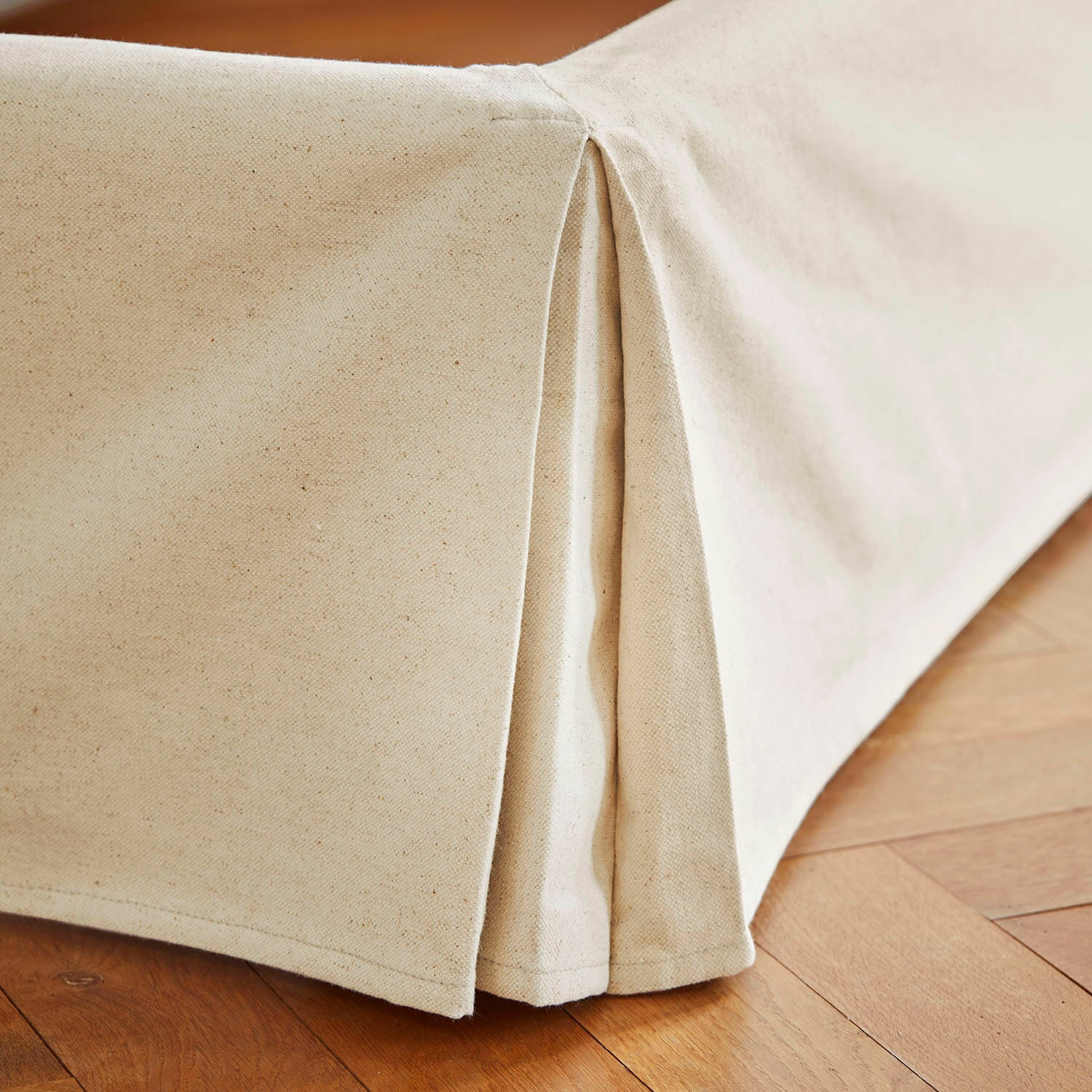 Beige Baumwoll-Möbelbezug mit Falte auf Holzboden, eleganter Polsterstoff für Wohnzimmer
