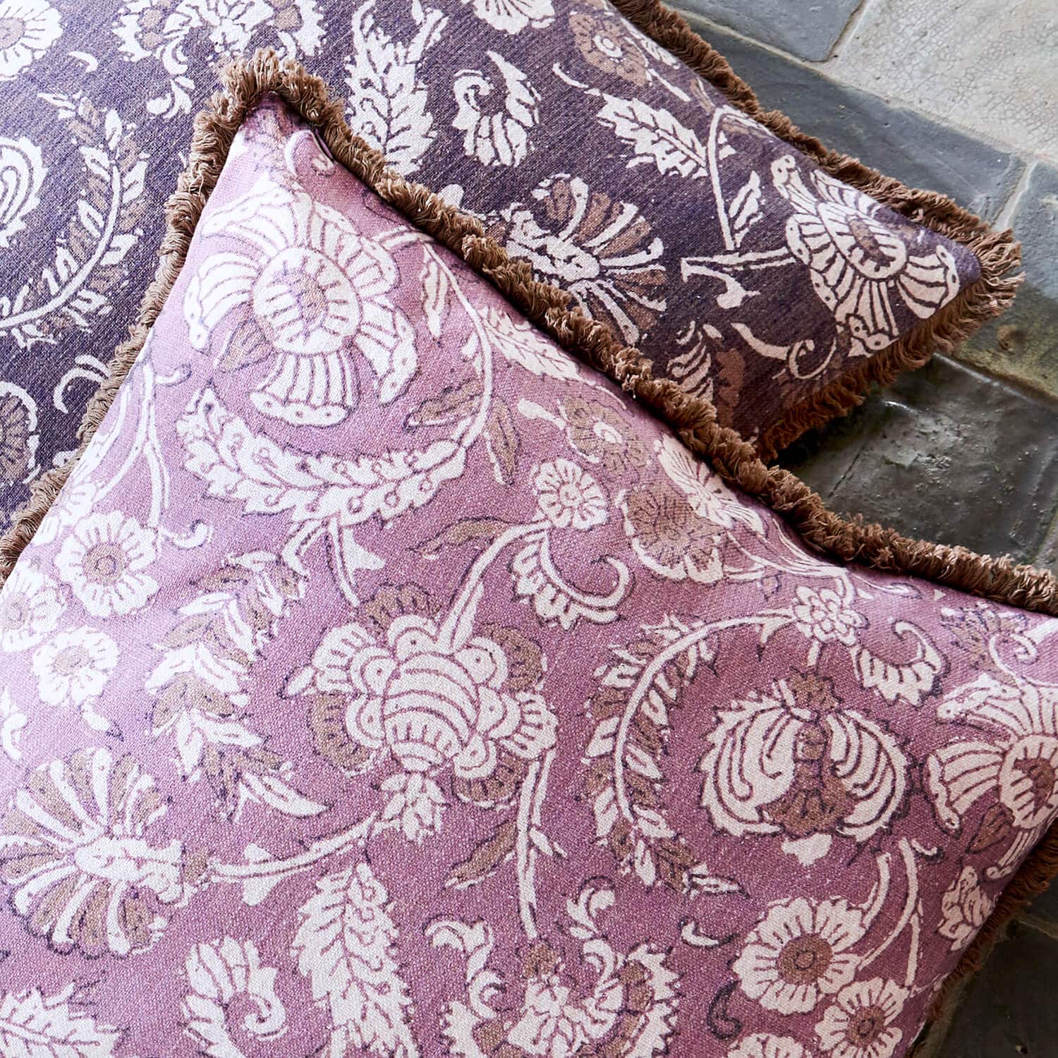 Wendbares Dekokissen aus Baumwolle in Violett und Braun mit floralem Muster und Fransen