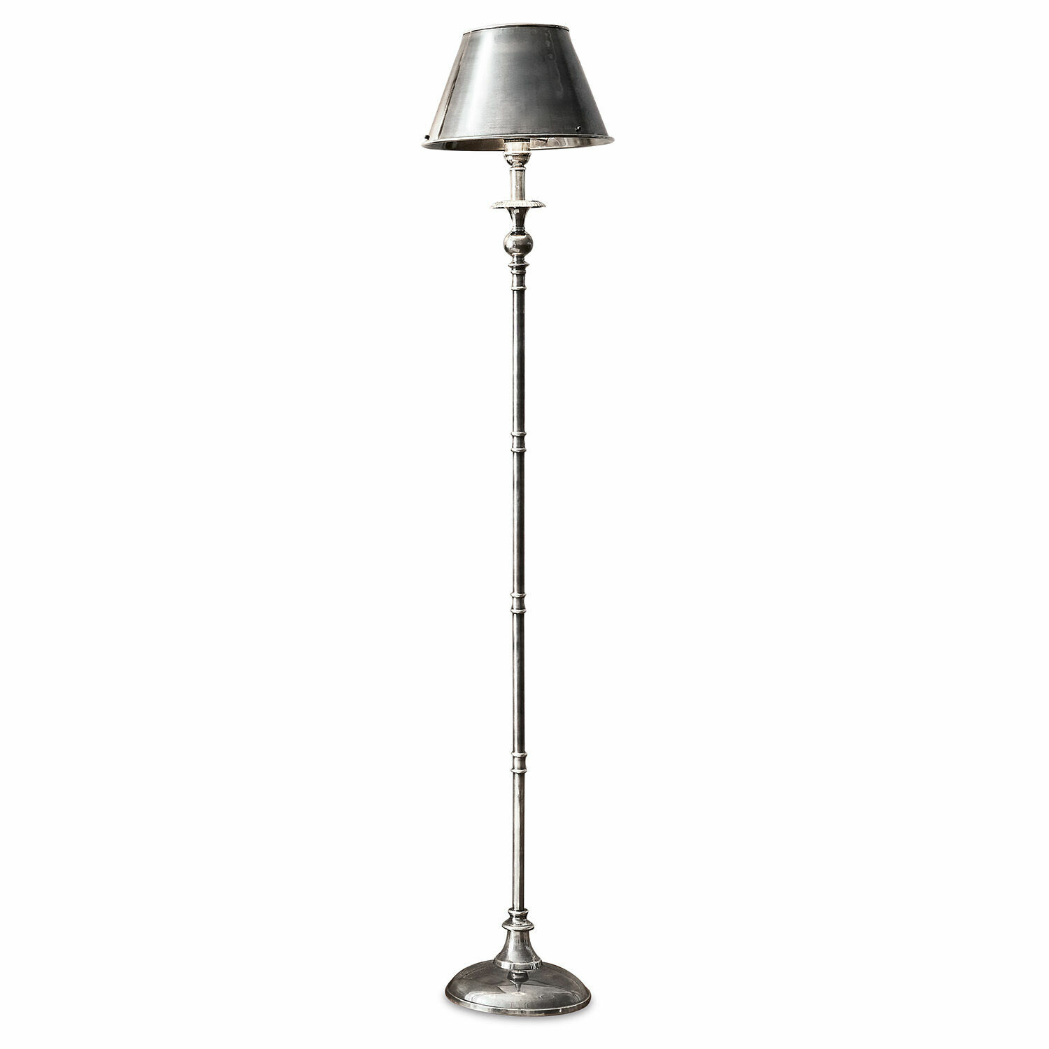 Hohe Stehlampe aus silbernem Metall für modernes Wohnzimmerlicht und stilvolle Raumbeleuchtung