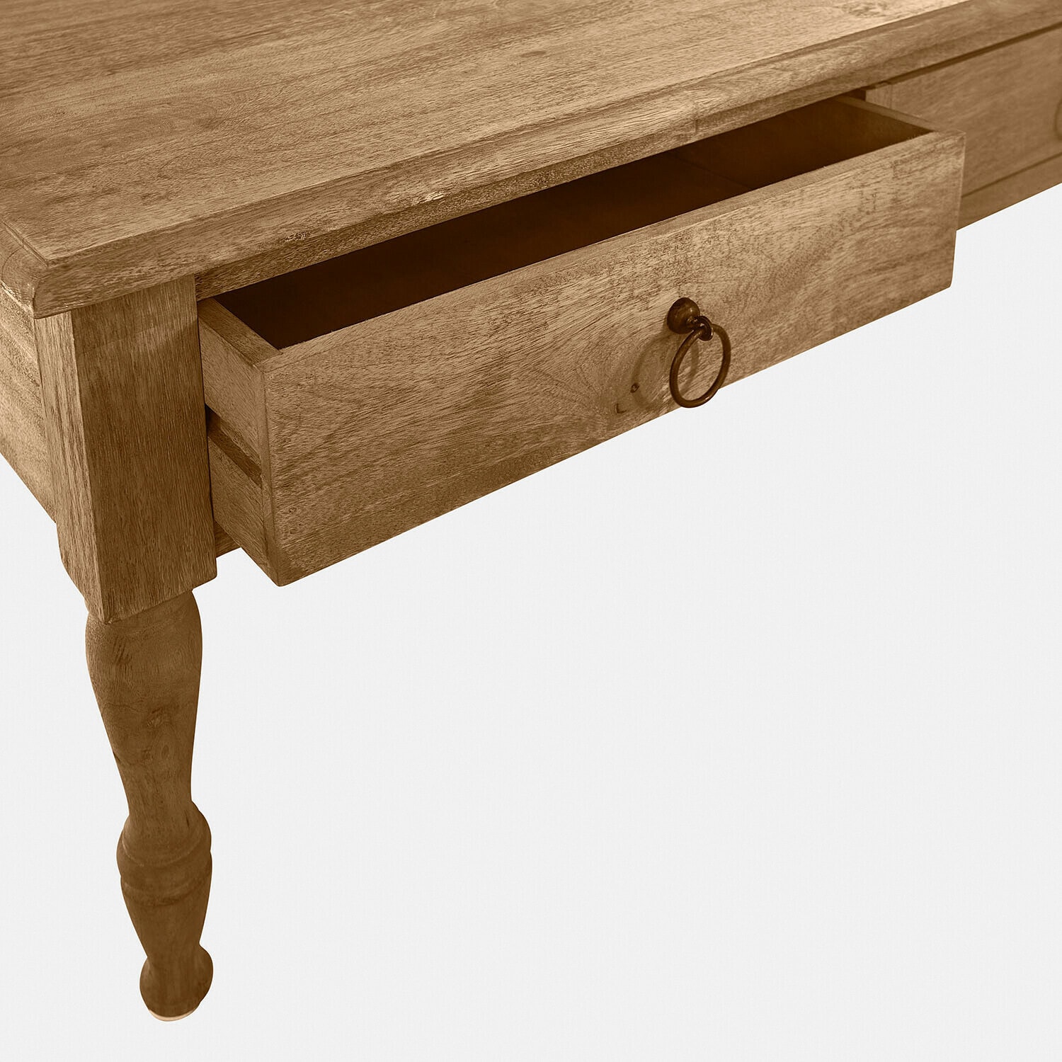 Holztisch in Naturholz mit geöffneter Schublade und rundem Metallgriff
