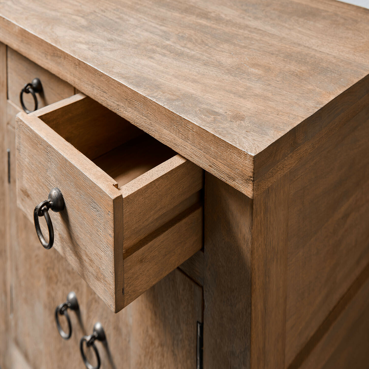 Holzkommode in Naturholzoptik mit geöffneter Schublade und runden Metallgriffen für Stauraum