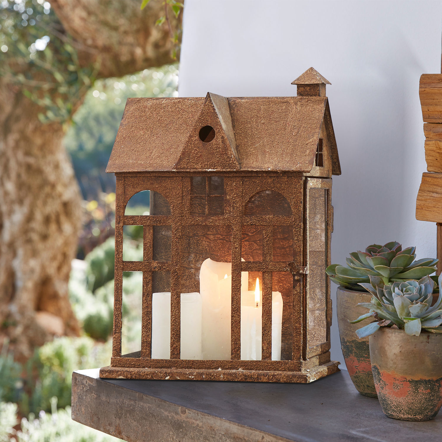 Laterne Sweet Home Metalllaterne in Hausform mit rostiger Oberfläche und weißen Kerzen, Gartendekoration