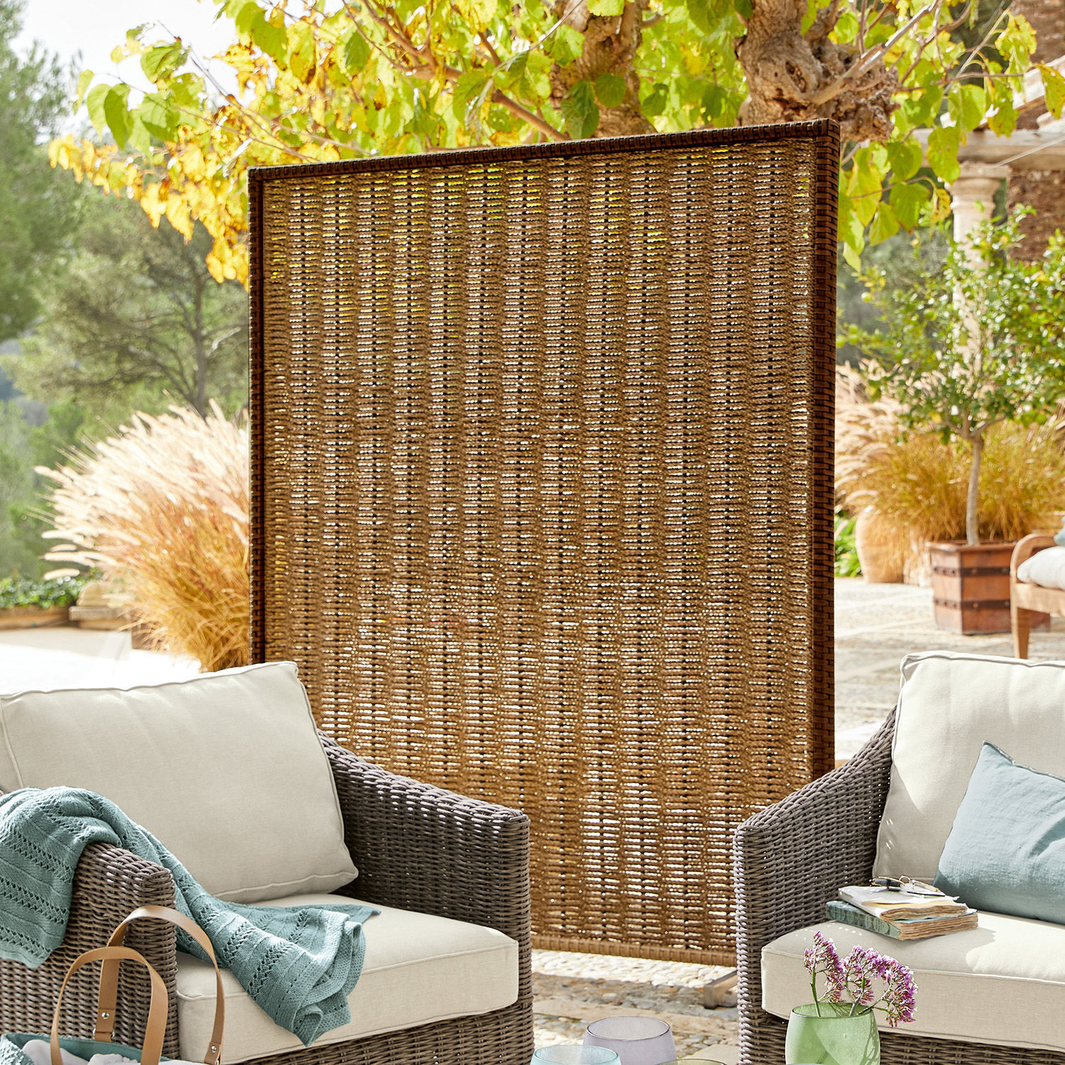 Paravent aus natürlichem Rattan in Braun, ideal für entspannte Momente auf der Terrasse