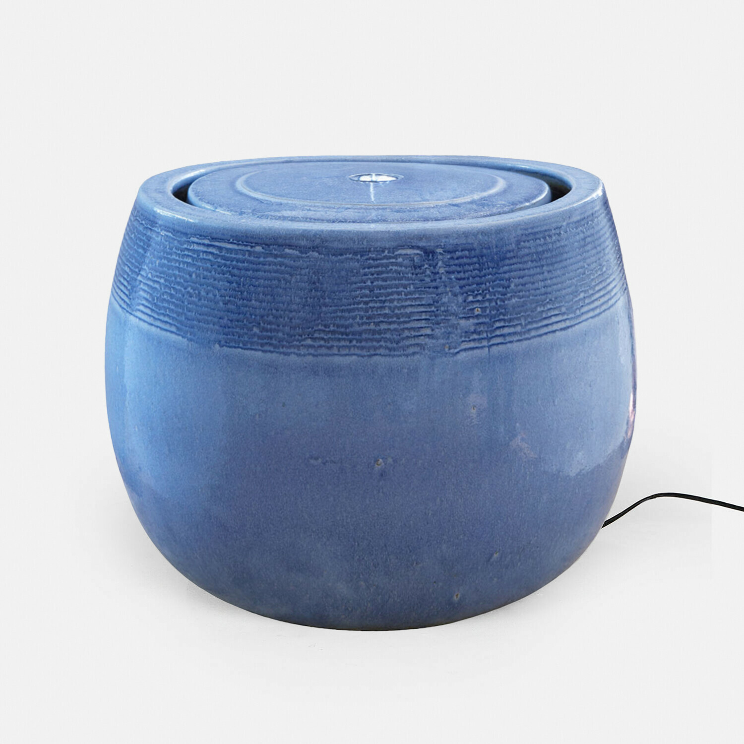 Hellblaue Keramikbrunnen Seravia mit feiner Struktur, dekorativ für Garten und Innenbereich