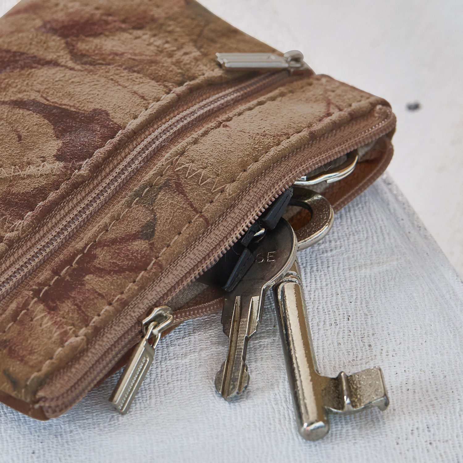 Braune Wildleder-Schlüsselmappe mit Reißverschluss, praktisches Accessoire zur Aufbewahrung von Schlüsseln