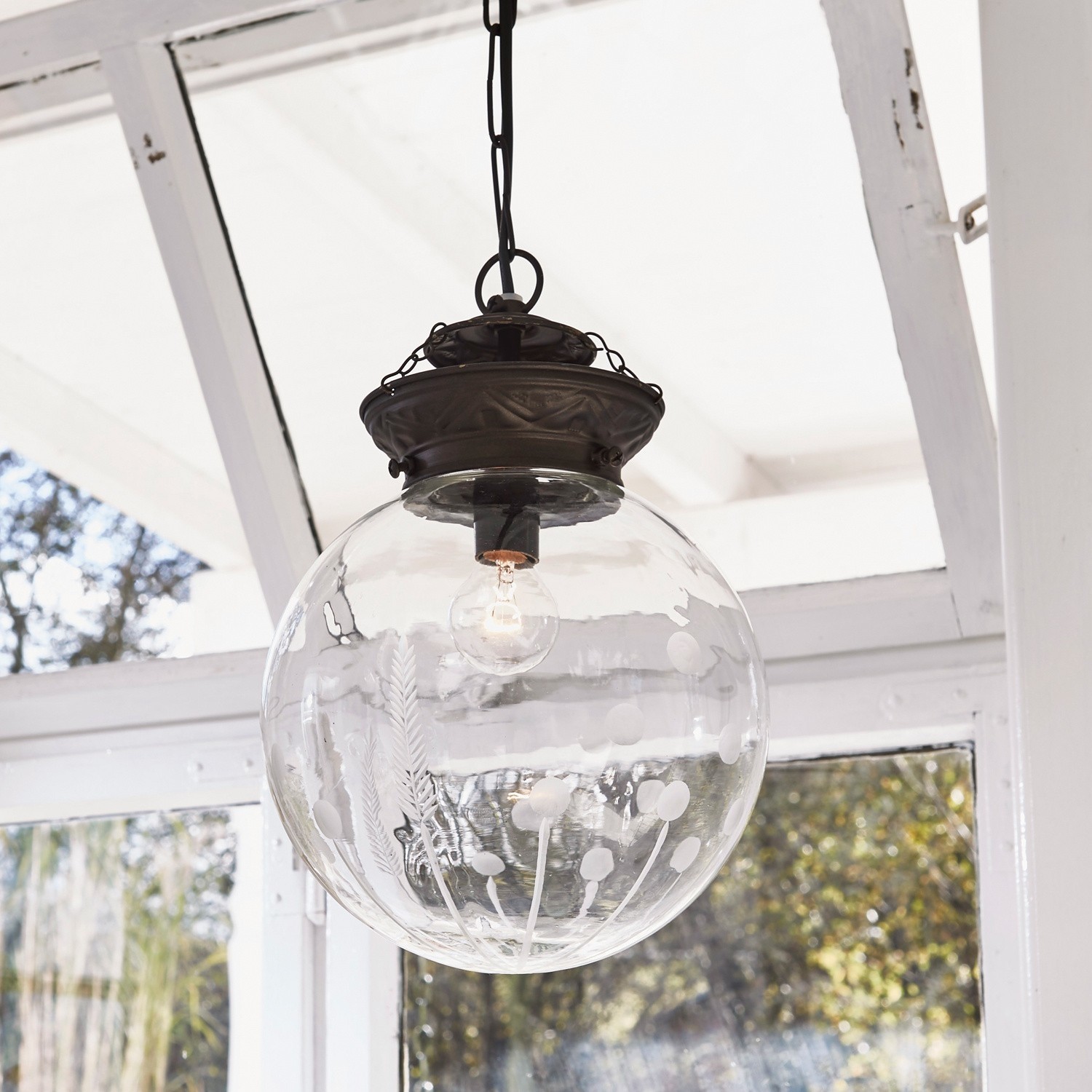 Glaskugel-Hängeleuchte mit schwarzem Metallhalter und floralen Gravuren, dekorative Innenbeleuchtung