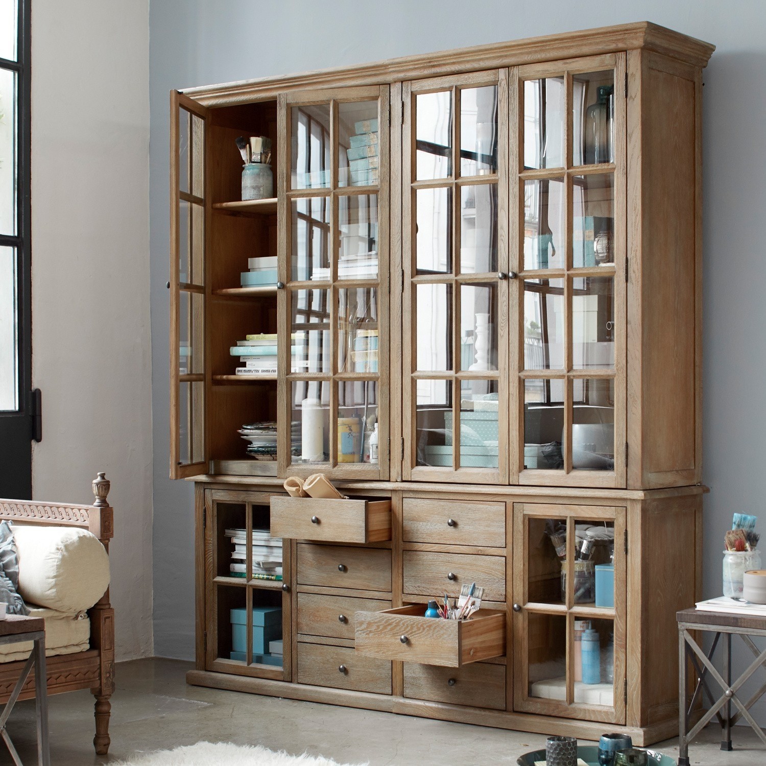 Großer Vitrinenschrank aus Holz mit Schubladen und Glastüren in natürlicher Holzfarbe