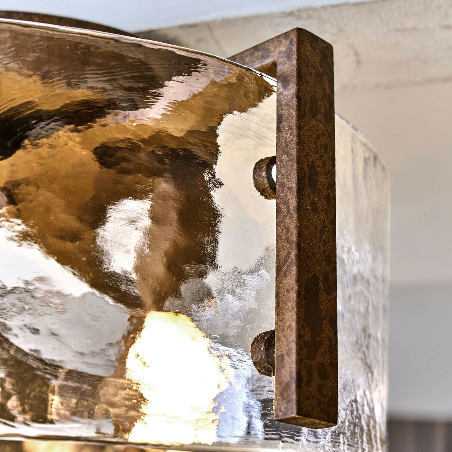 Wandleuchte aus klarem Glas mit rostfarbenem Metallhalter, modernes Wohnraumlicht