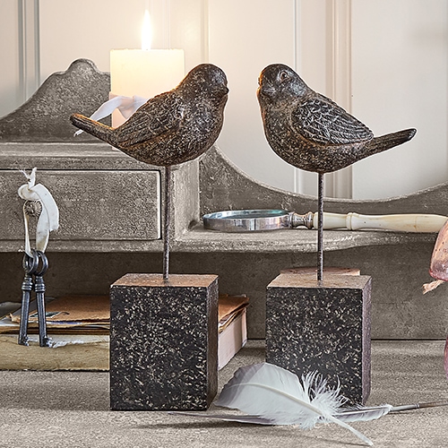 Dekorative Metallvogel-Figuren auf quadratischen Sockeln im Vintage-Stil für Innenräume