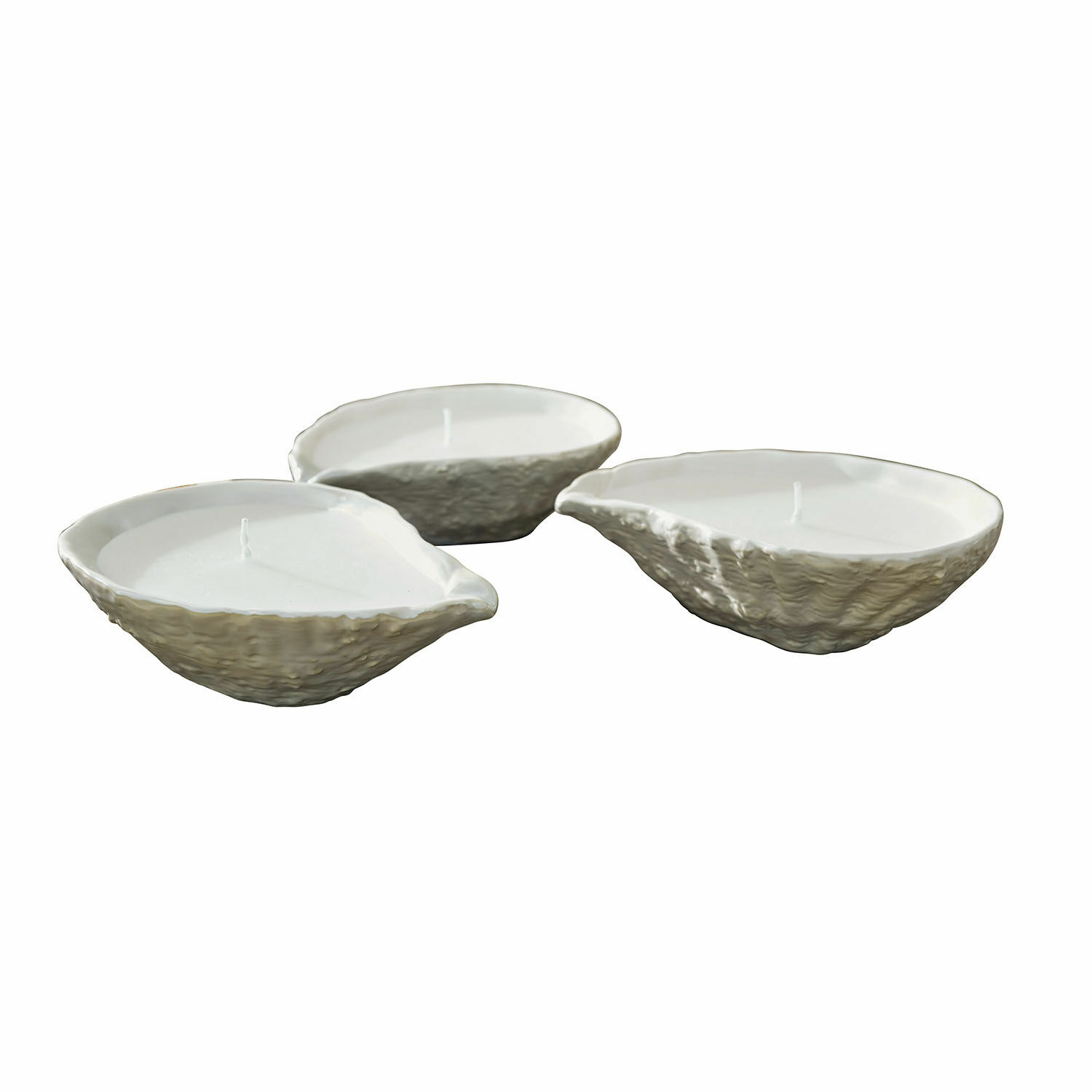 Set aus 3 weißen Kerzen in muschelförmigen, strukturierten Keramikschalen für Wohnraumdeko