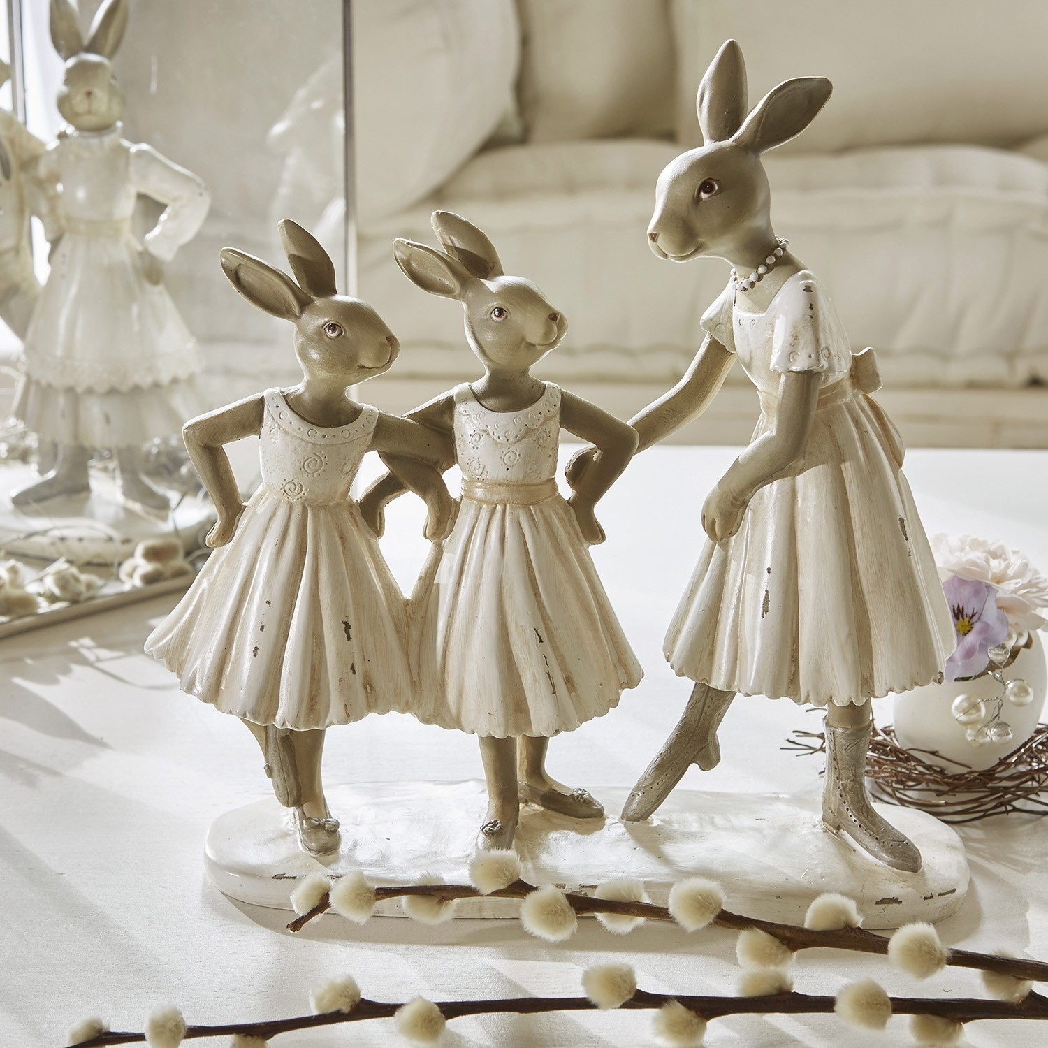 Hasen Danseuses Keramik-Hasenfiguren in cremefarbenen Kleidern als Vintage-Tischdekoration
