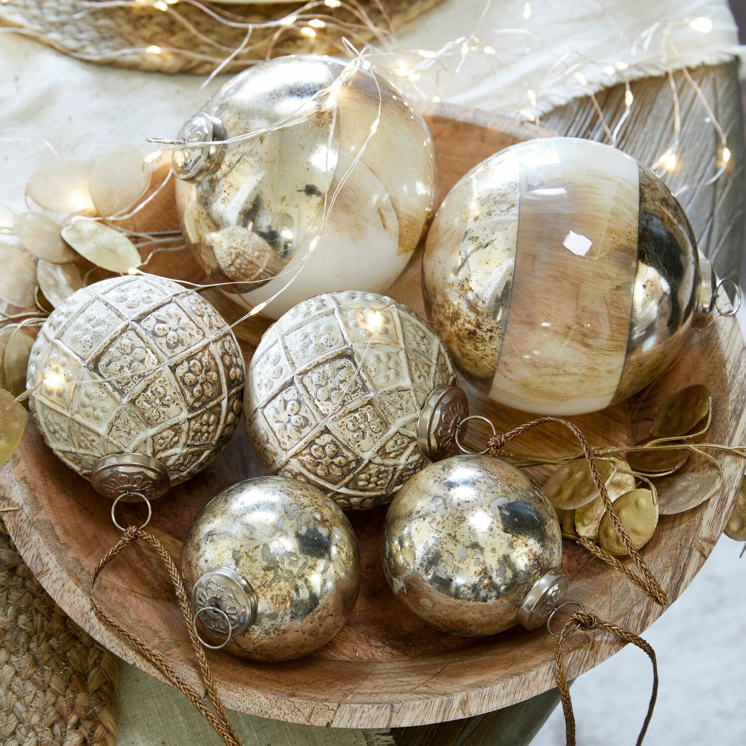 Weihnachtskugeln 6er Set Ephyriel Dekorative Weihnachtskugeln in Gold- und Beigetönen in einer Holzschale, festlicher Schmuck