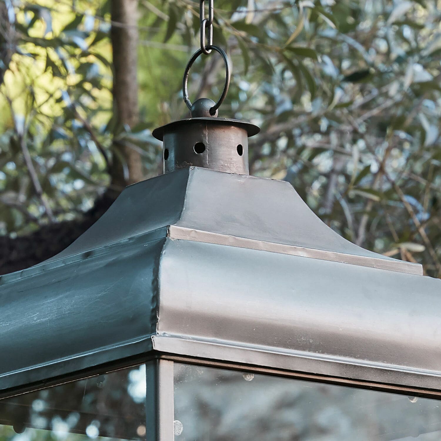 Hängende graue Metalllaterne mit klarem Glas für Garten- oder Terrassenbeleuchtung