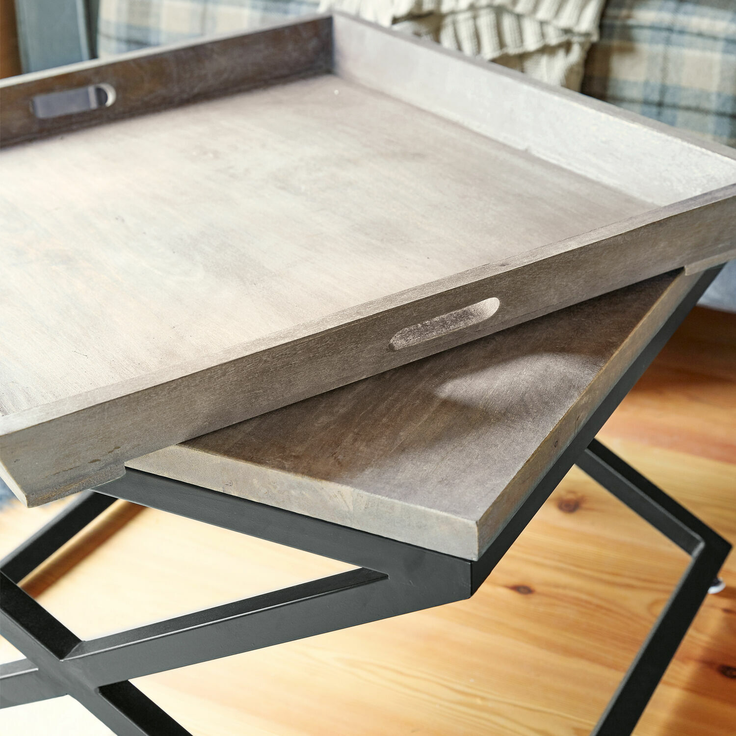 Graues Holztablett auf Metalltisch mit schwarzem Gestell, moderner Wohnaccessoire