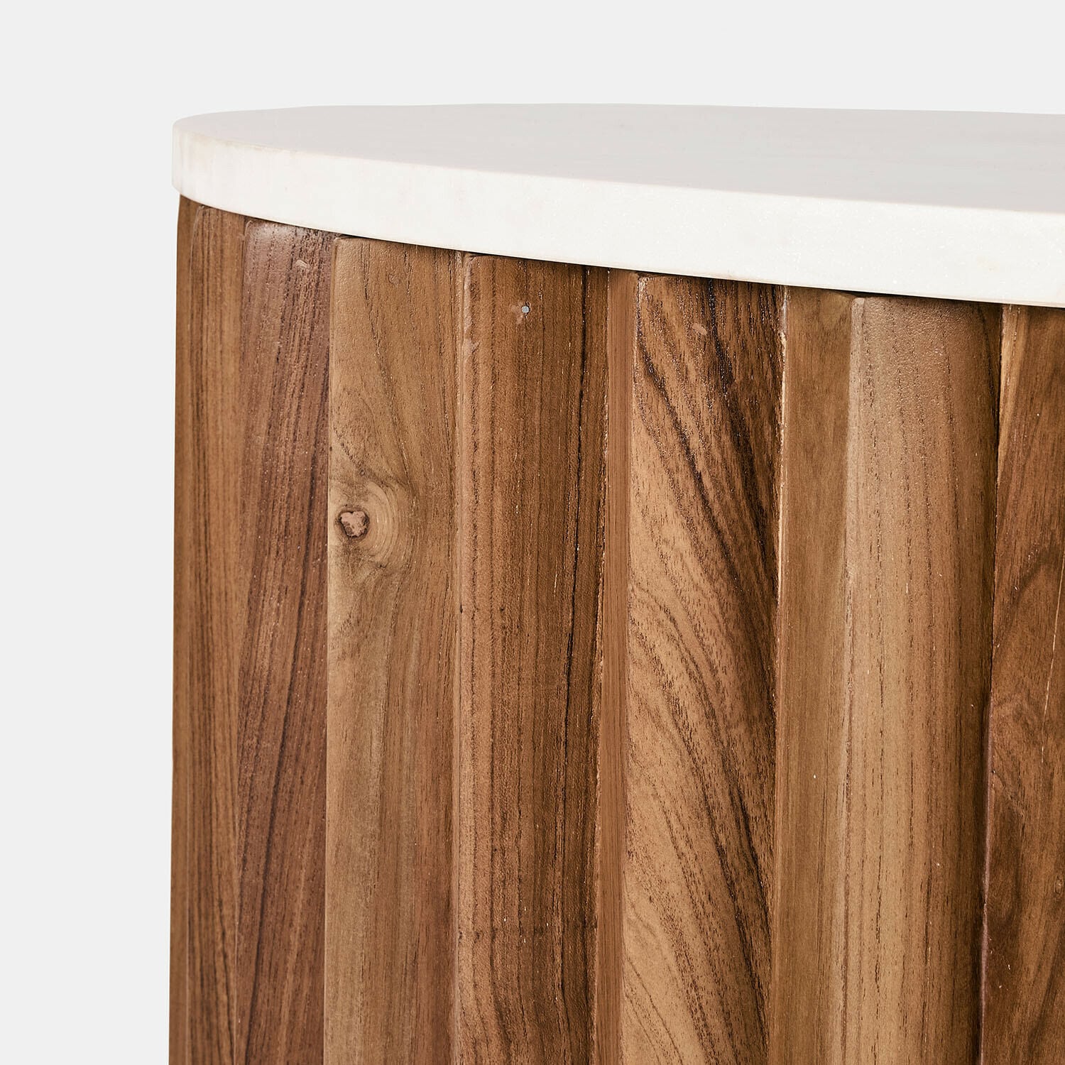 Tischplatte aus weißem Marmor auf natürlichem Akazienholzgestell, modernes Design