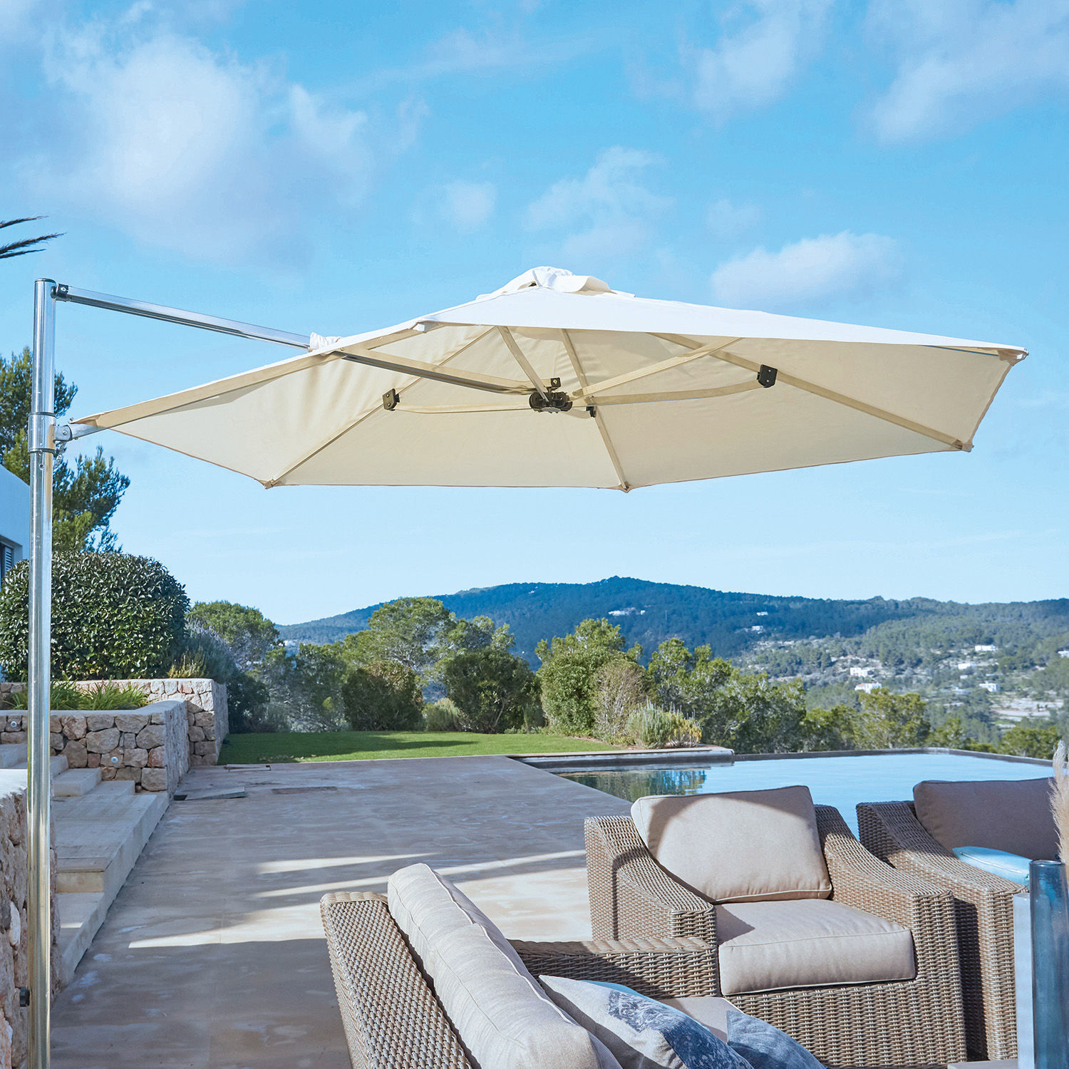 Großer weißer Aluminium-Gartenschirm über Rattanmöbeln am Pool