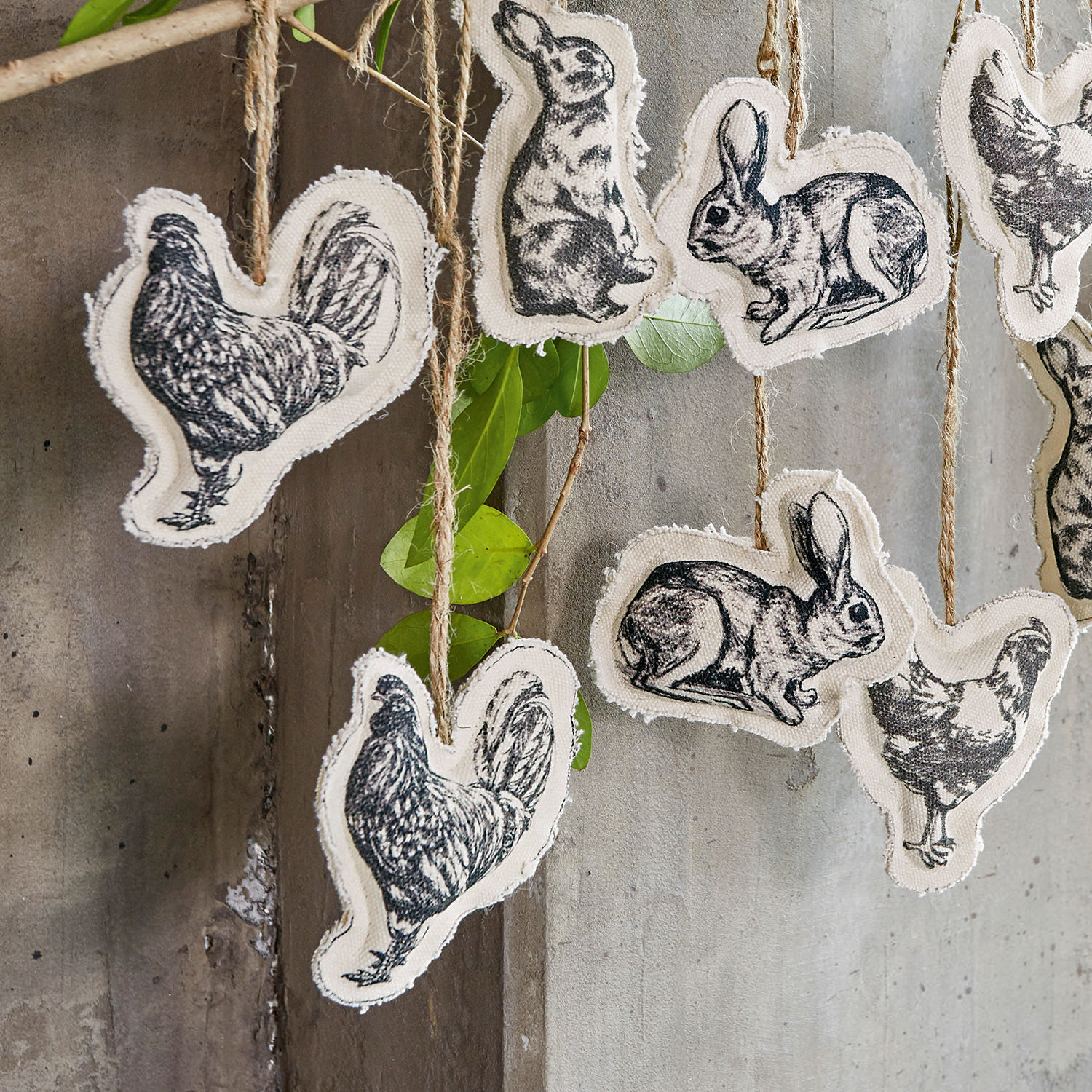 Baumwoll-Dekohänger mit Hasen- und Hühnermotiven in Naturfarben, rustikaler Landhausstil