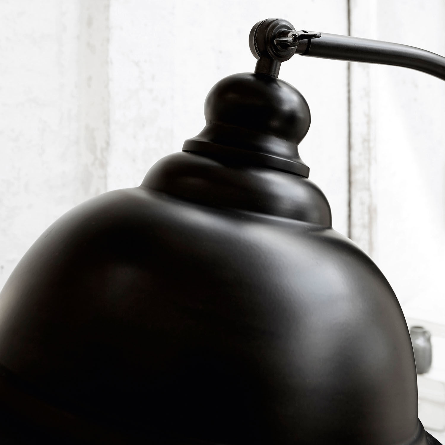 Schwarze Metall-Wandleuchte mit verstellbarem Arm für moderne Innenbeleuchtung