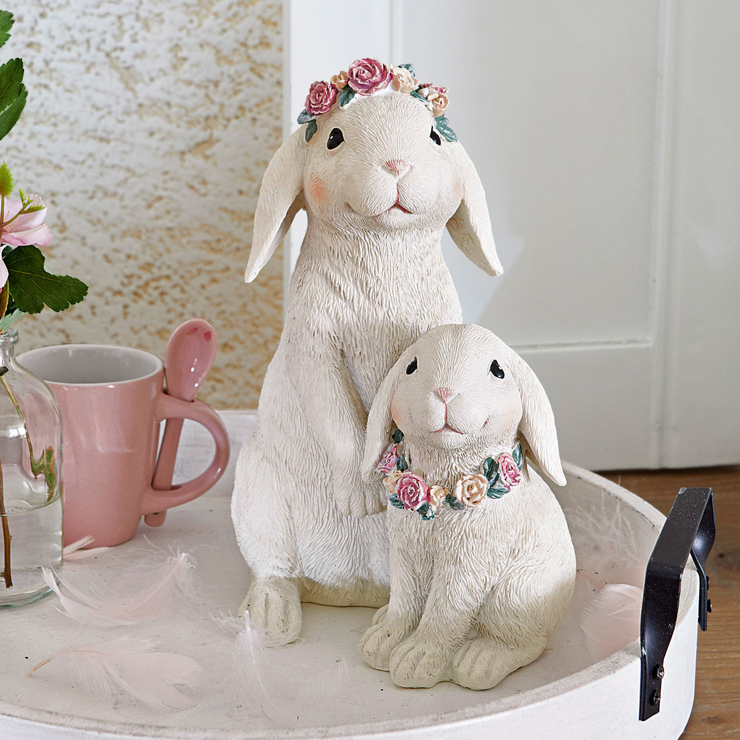 Hasen Sappos Weiße Deko-Hasenfiguren mit Blumenkränzen aus Kunststein, frühlingshafte Wohnaccessoires