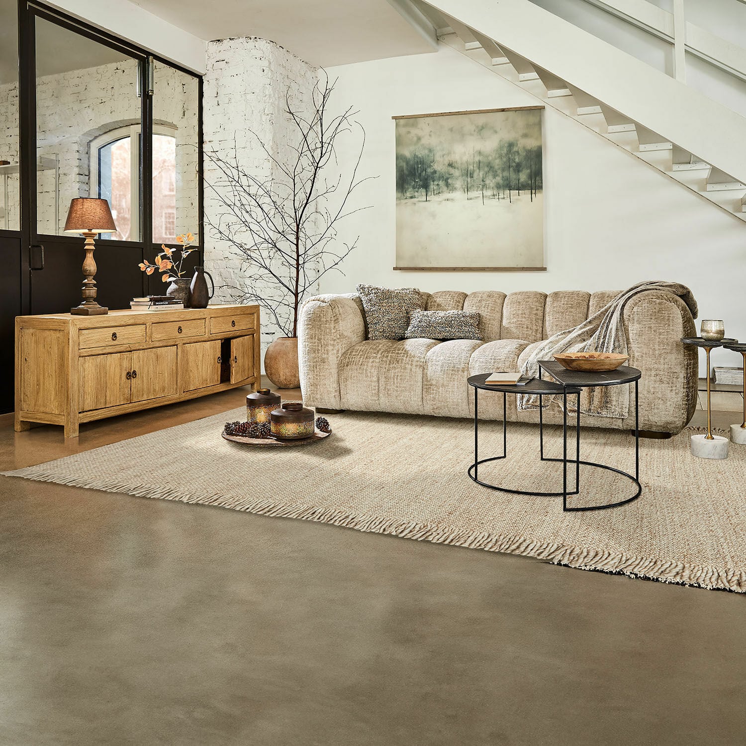 Teppich Levraut Beiger Stoff-Ecksofa in modernem Wohnzimmer mit Holzkommode und schwarzen Metall-Couchtischen