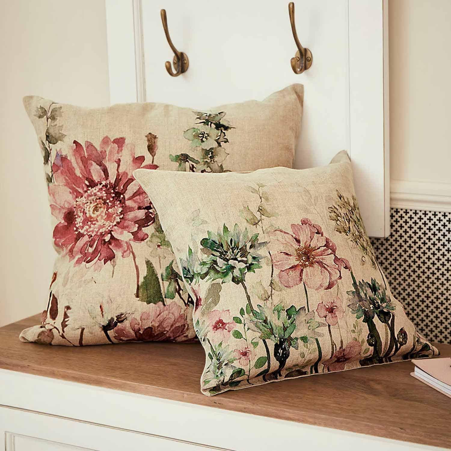 Zwei Leinenkissen mit floralem Druck in natürlichen Farben als Wohnaccessoire