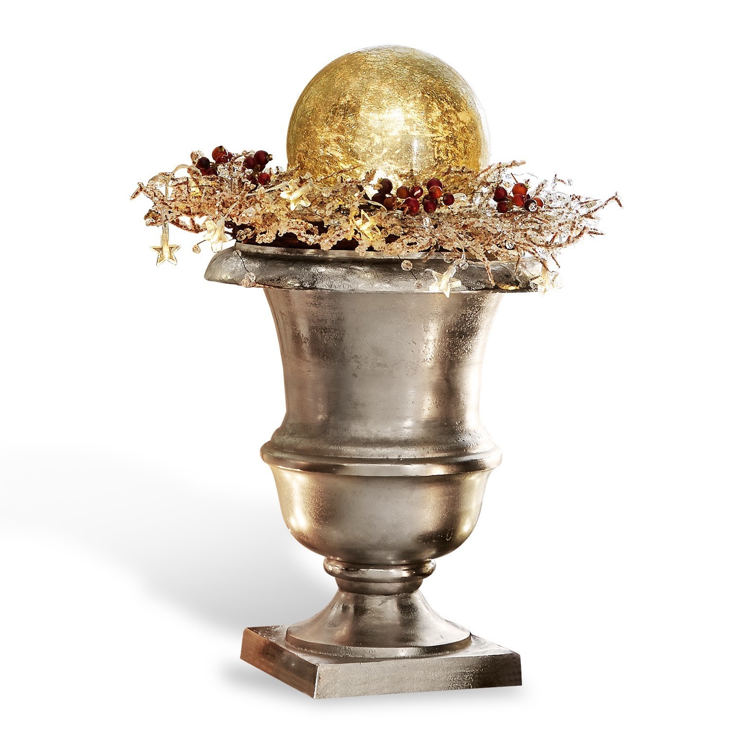 Dekorativer silberner Metallvase mit goldener Kugel und roter Beeren-Girlande als festliche Wohnraumdeko