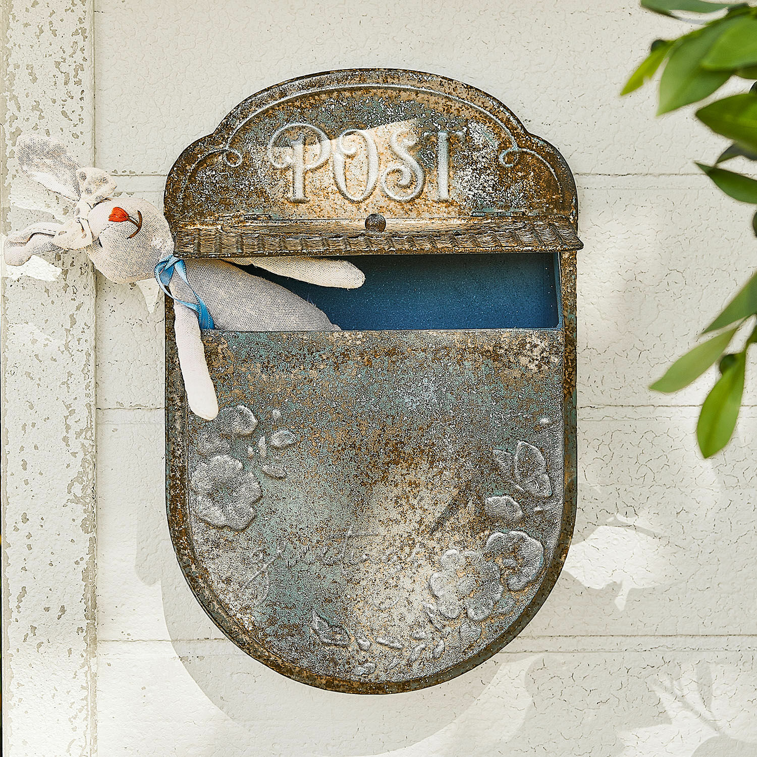 Briefkasten Mimello Metall-Postkasten mit Patina und Schriftzug POST, darin ein Stoffhase mit blauem Band