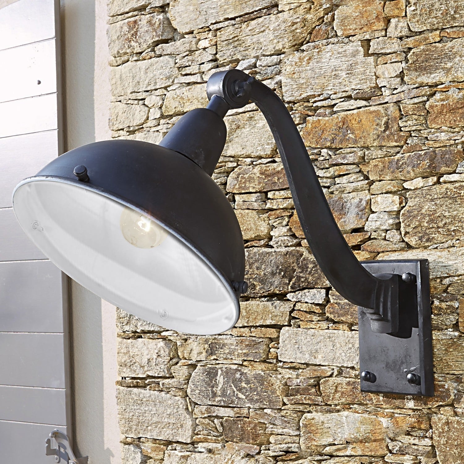 Schwarze Metall-Wandleuchte mit weißem Innenraum, industrielles Design für Außenbeleuchtung