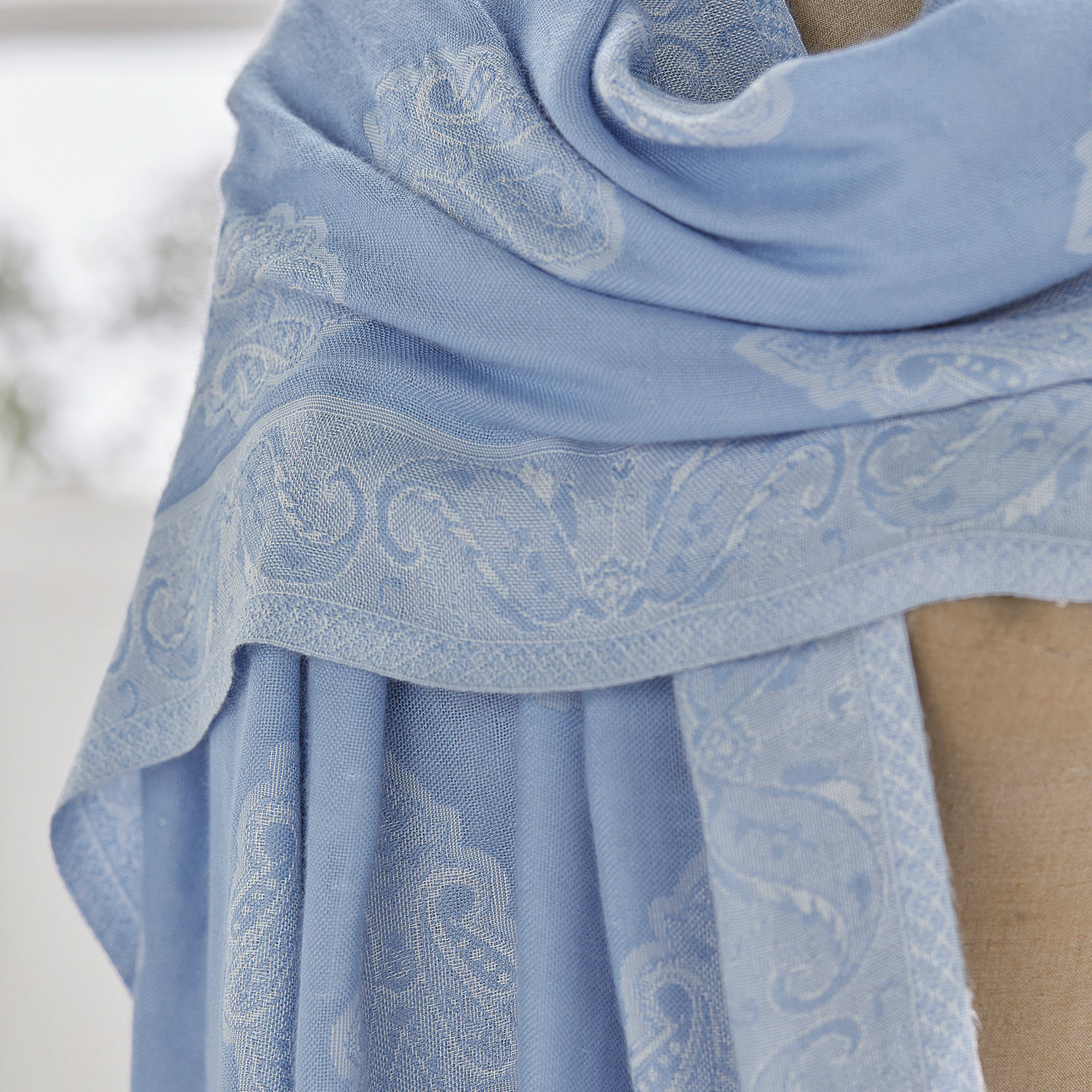 Zarter hellblauer Schal mit Paisley-Muster aus weichem Stoff, ideal für kühle Tage