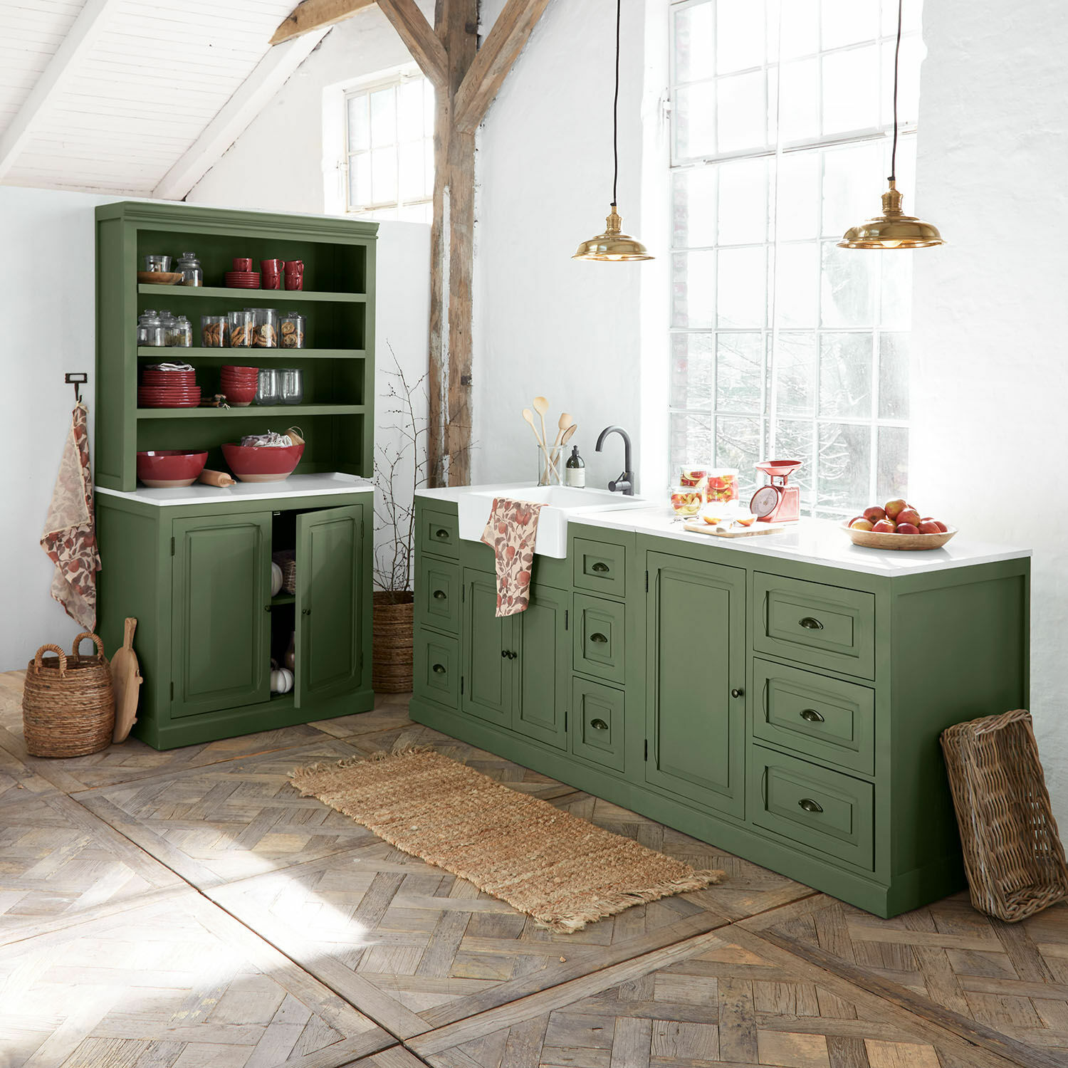 Küche 4er Set Lansbury Grüne Holzküche mit weißer Arbeitsplatte und rotem Geschirr, rustikaler Landhausstil
