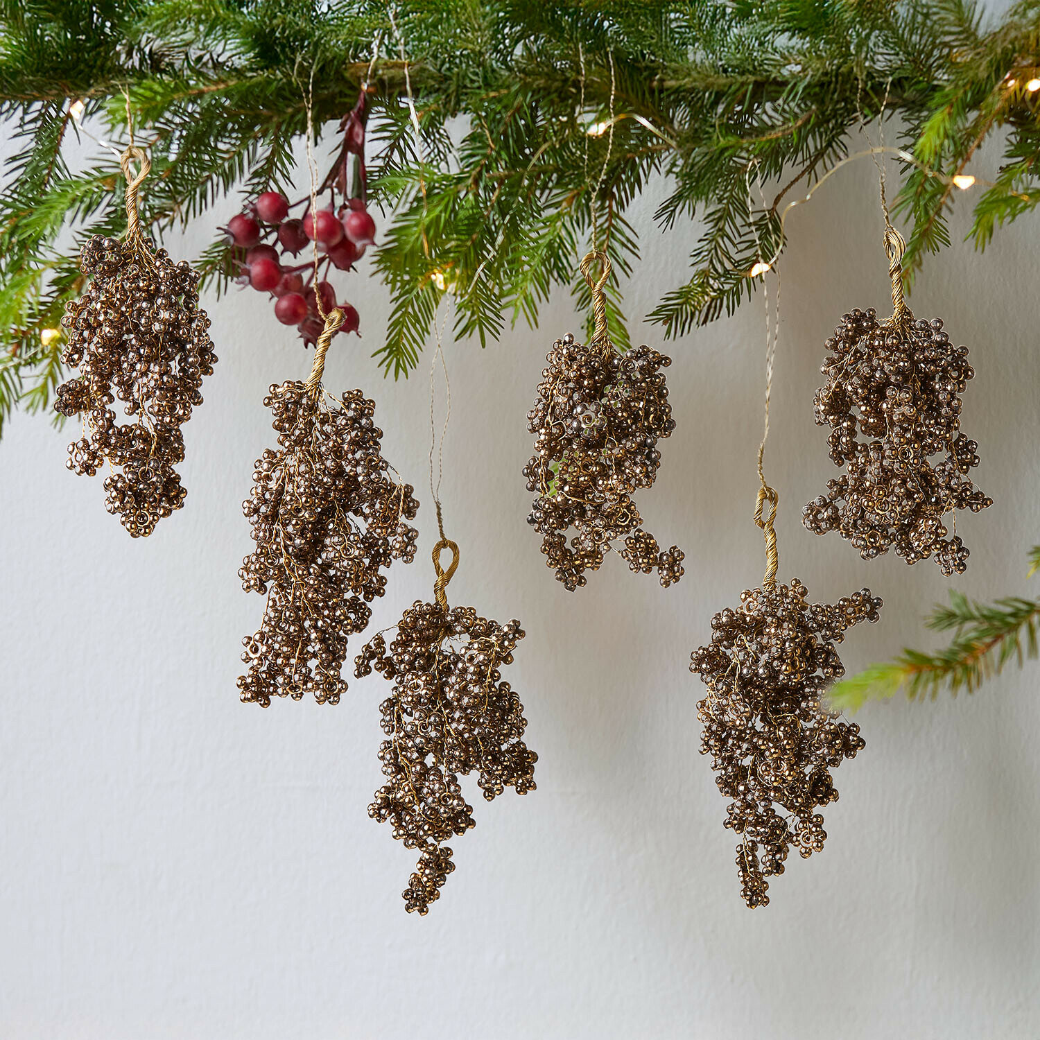 Anhänger 6er Set Fadira Goldene Perlen-Dekorationen an Tannenzweigen hängend, festliche Weihnachtsanhänger