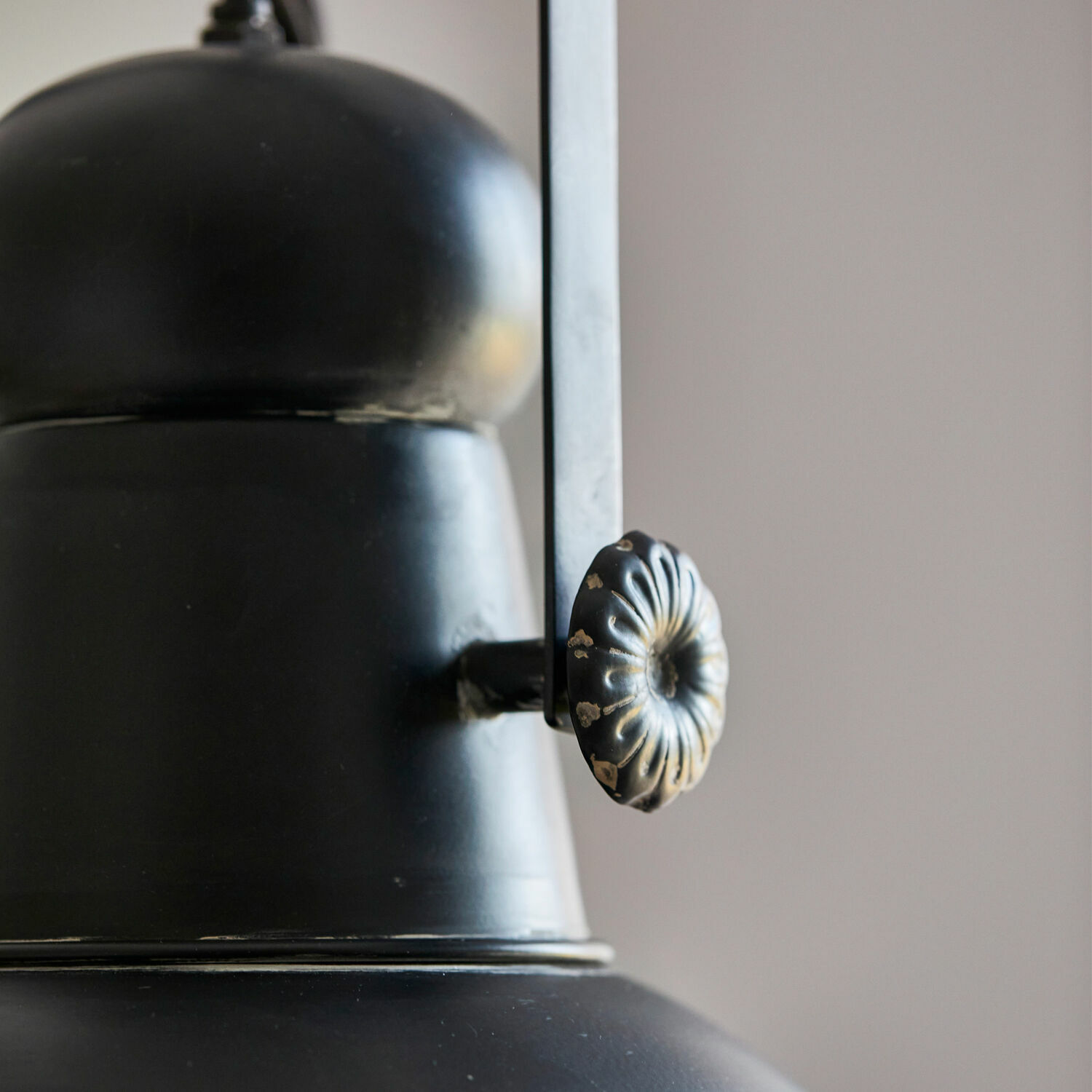 Schwarzer Metalllampenschirm mit dekorativem Vintage-Drehknopf für Innenbeleuchtung